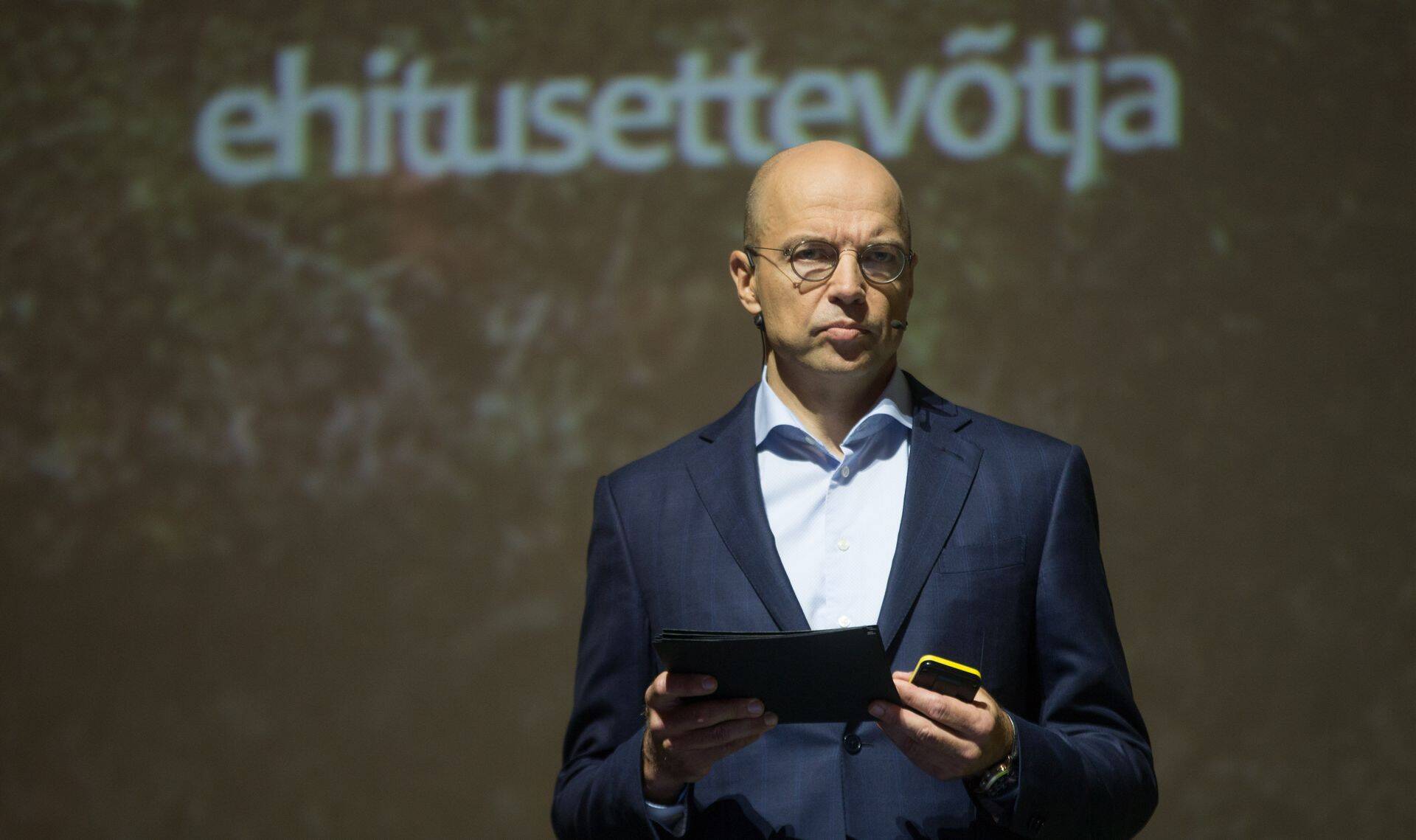 „Mina ei võtaks oma ettevõttesse juhina tööle inimest, kes ei julge selgeid valikuid teha ja raskeid otsuseid inimestele selgitada. Ammugi ei tahaks ma riigi eesotsas sellist inimest näha,“ ütles Tiit Kuuli.