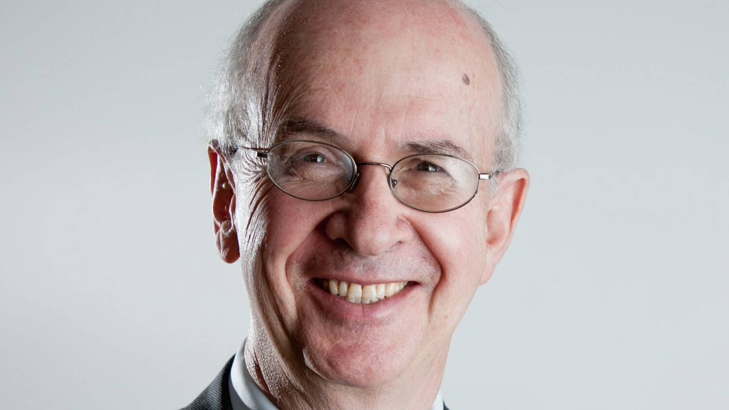 Desmond Lachman on American Enterprise Institute'i vanemteadur. Ta on IMFi poliitika arendamise ja ülevaatamise osakonna endine asedirektor ja Salomon Smith Barney endine arenevate turgude strateeg.