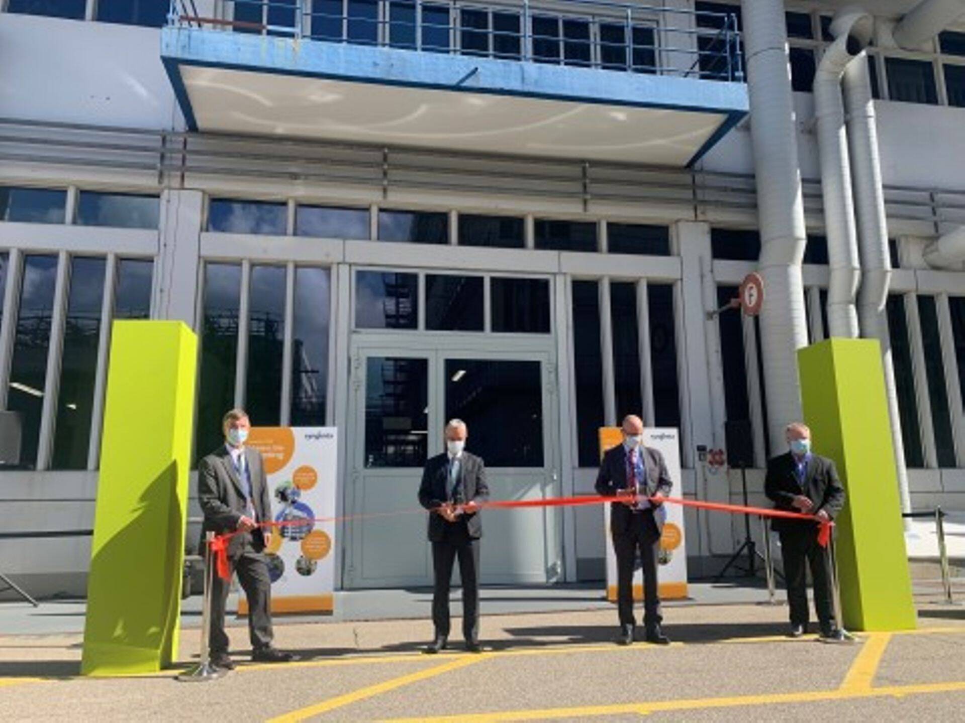 Omandatud tootmispksuse avamine - linti lõikavad läbi Jon Parr, Eric Scheidegger, Thomas Weber ja Tom Gray.