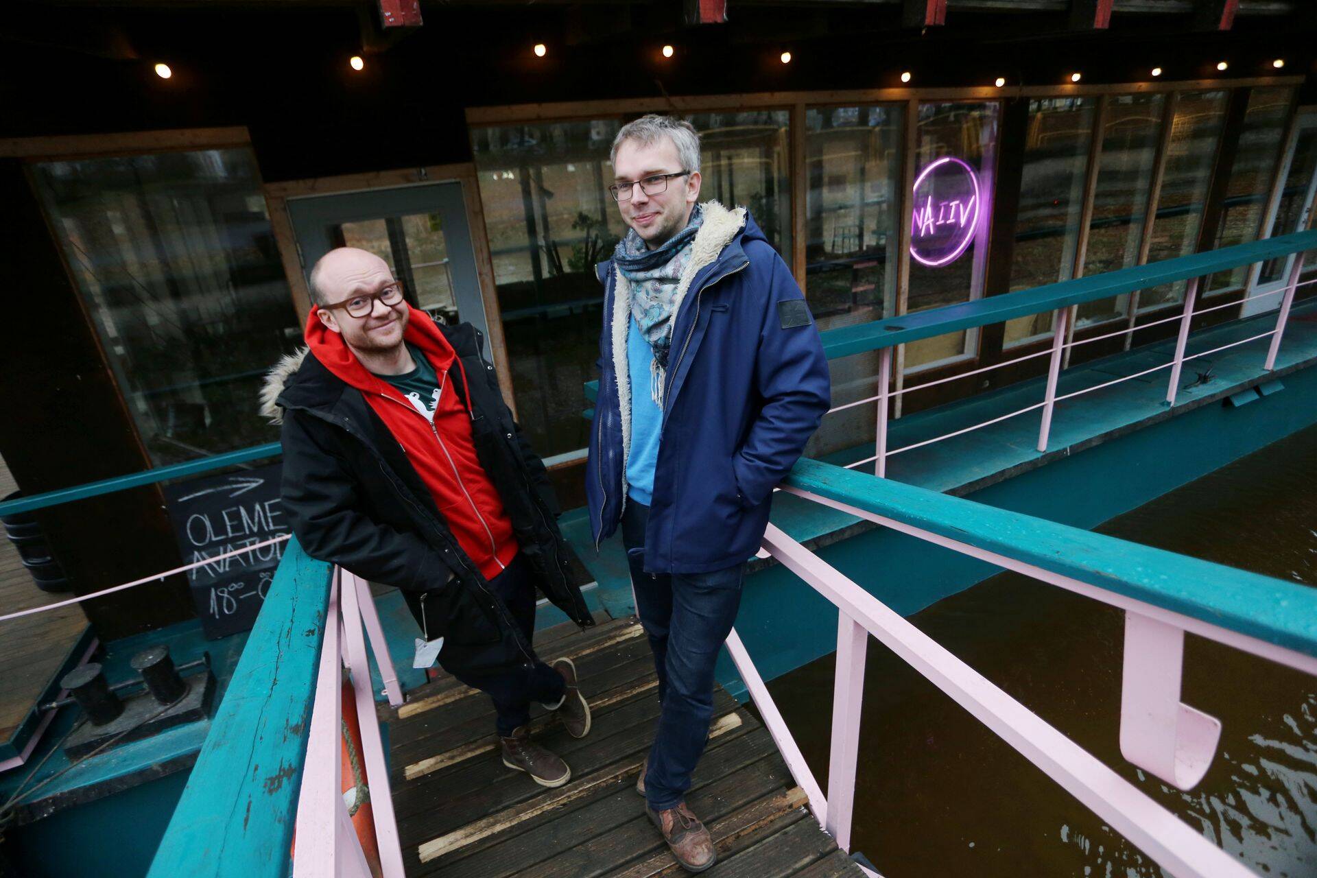 Naiivi juhid (vasakult) Silver Koppel ja Martin Maatee 2020. aastal Emajõe peal ulpivas Sisevete Saatkonnas tegutsevas baaris, kui nad lootsid veel, et pärast koroonakriisi läheb paremaks.