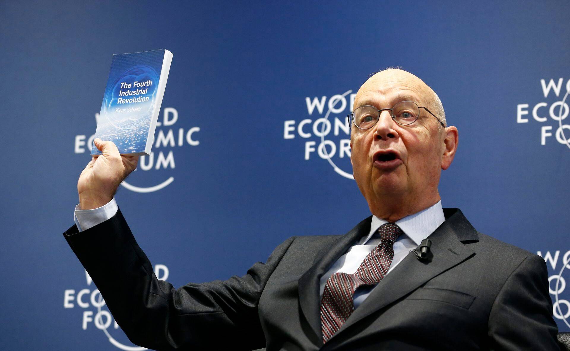 Foorumi asutaja ja juht Klaus Schwab tutvustab oma värskelt ilmunud raamatut neljandast tööstusrevolutsioonist, mis on foorumi selle aasta peateema.