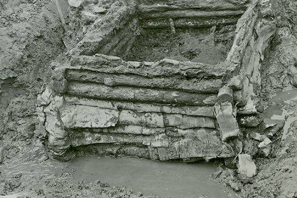 Lõhavere linnuse kaevude rakked olid väljastpoolt kaetud kasetohuga, et vältida vesiliiva sissevalgumist. © Eesti Ajaloomuuseum