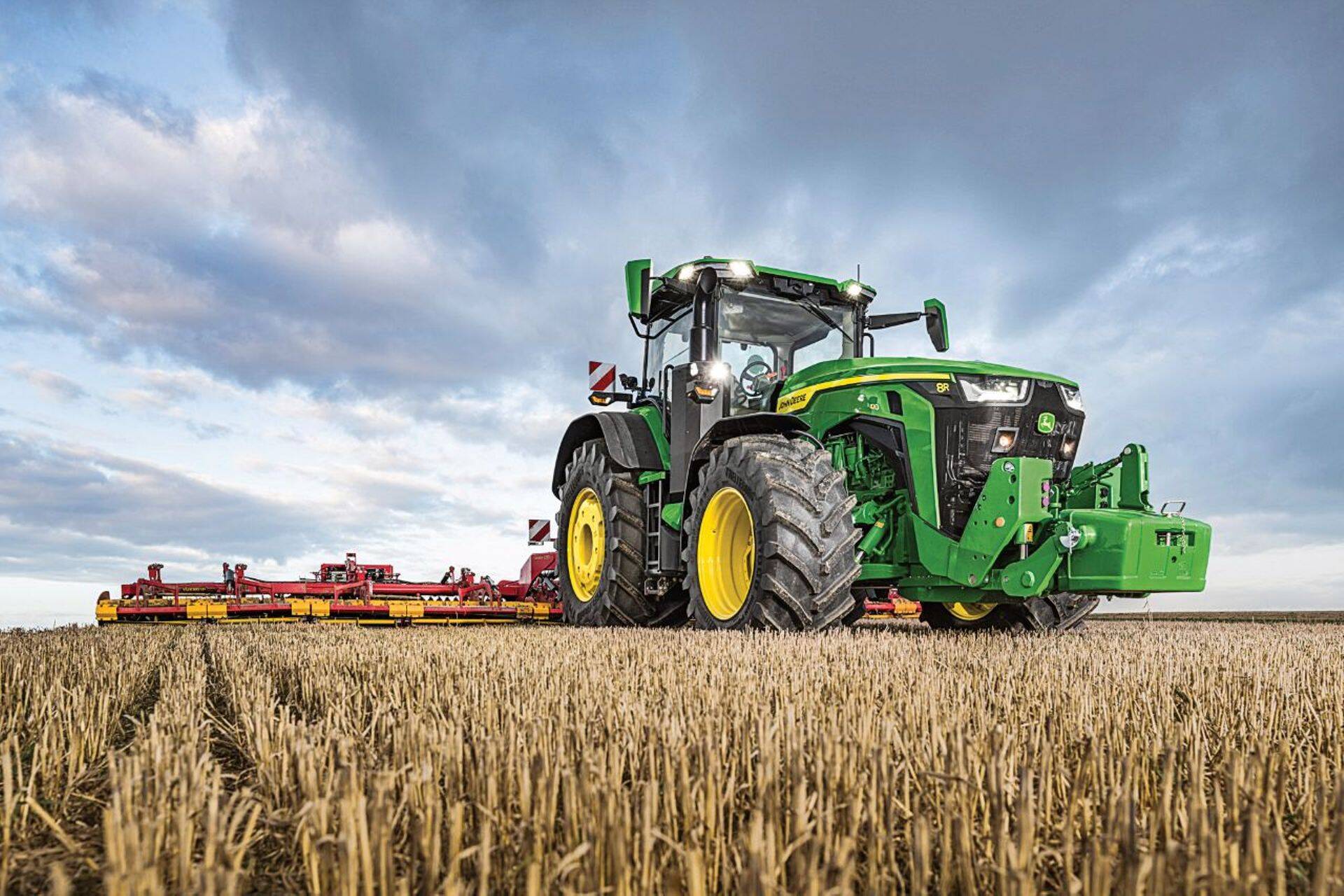 8R seeria traktor on laetud rohke lisavarustusega ning loomulikult viimase aja moodsate GPS lahendustega.