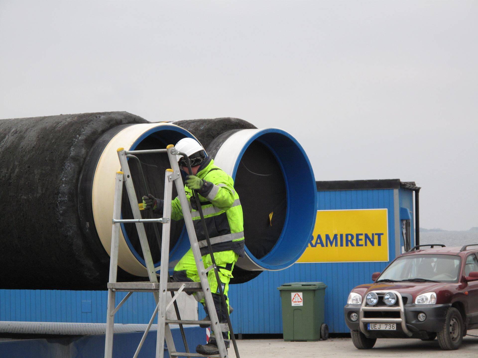 Nord Streami ehituseks vajalike torude ladustamisplats Rootsis Karlskronas.