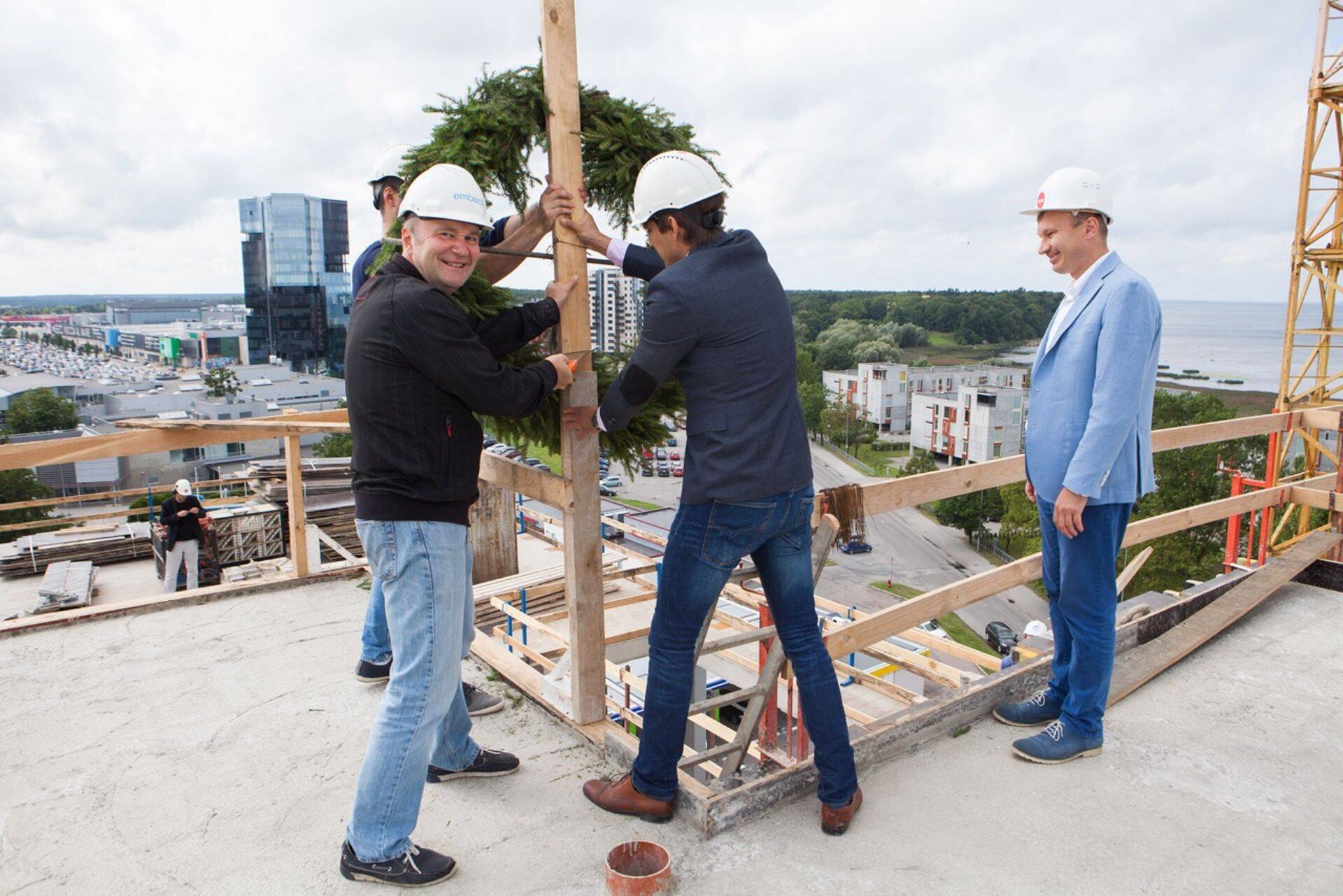 Sarikapärja asetasid paika Embach Ehituse juhatuse liige Andres Salusaar, Al Mare Estate juhatuse liige Peep Pihotalo, vaatab KOKO arhitekt Andrus Kõresaar.