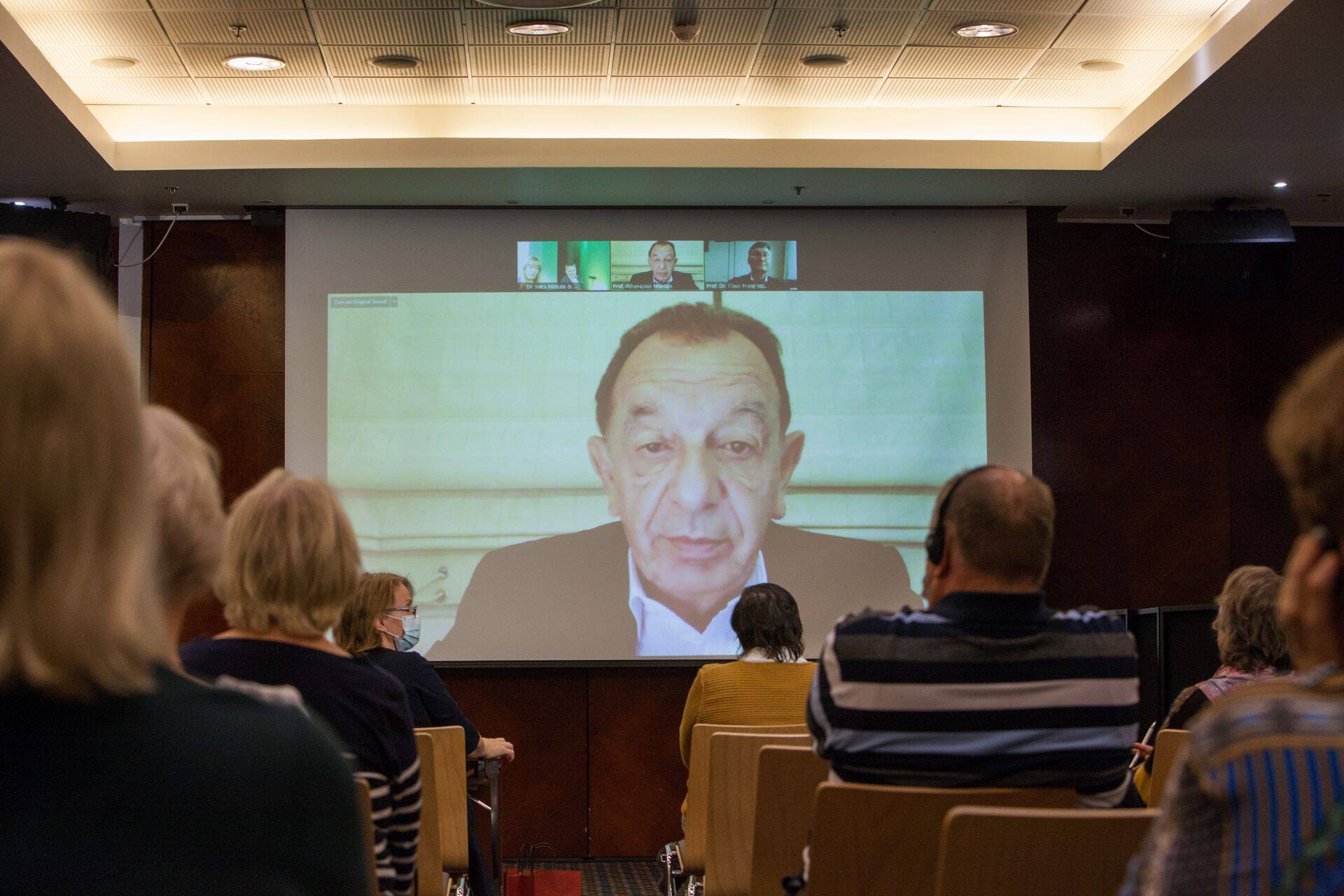 Professor Athanasios Manolis videosilla vahendusel kõnelemas.