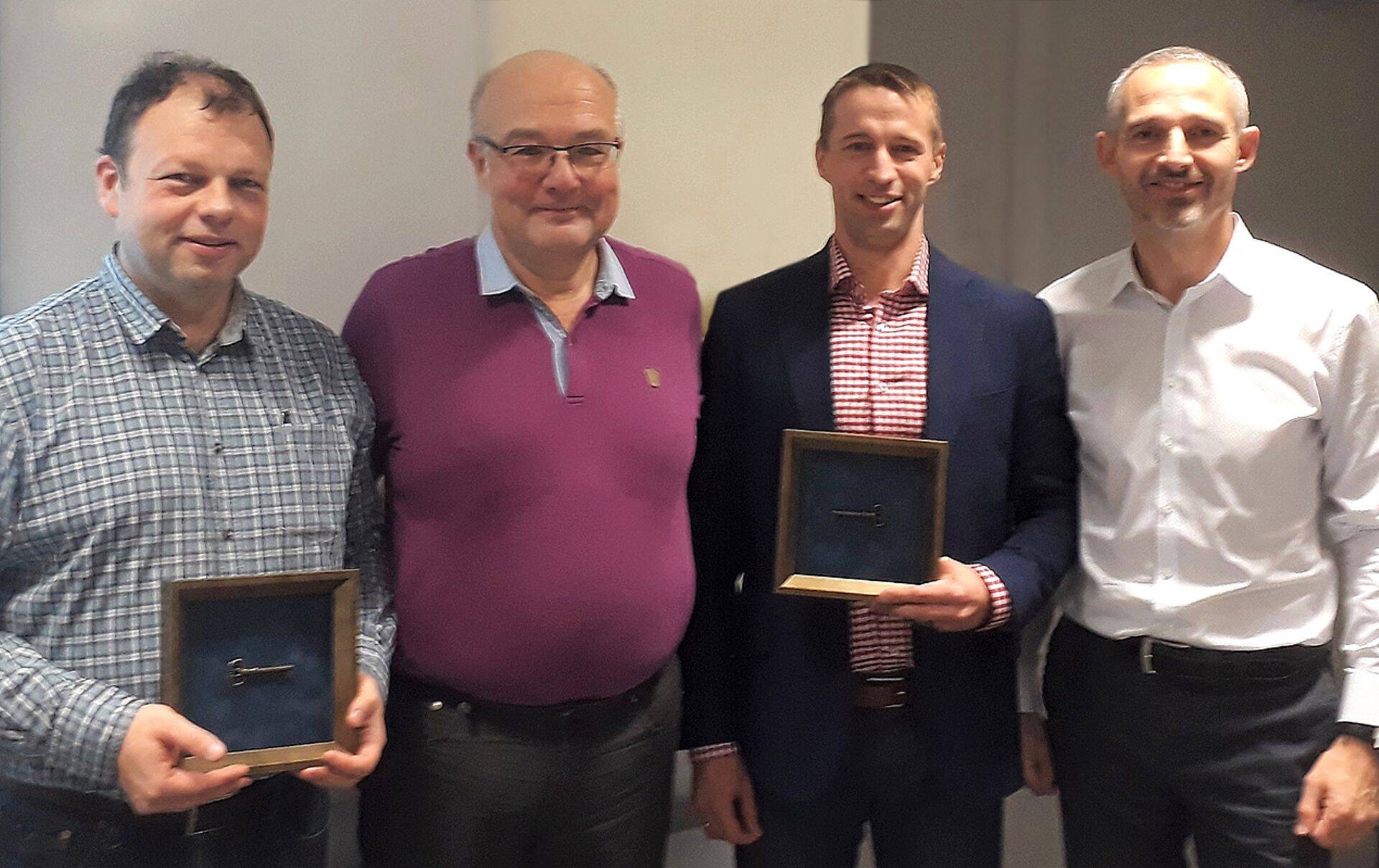 Финансовый директор новой компании (член правления MAX 123) Эрмо Кийск, член совета новой компании (член правления Võrguvara) Юри Рейтсакас, исполнительный директор новой компании (директор Võrguvara по продажам) Тауно Телвик и член совета новой компании член советаMAX 123) Иво Суурсоо на церемонии символической передачи ключей компании.