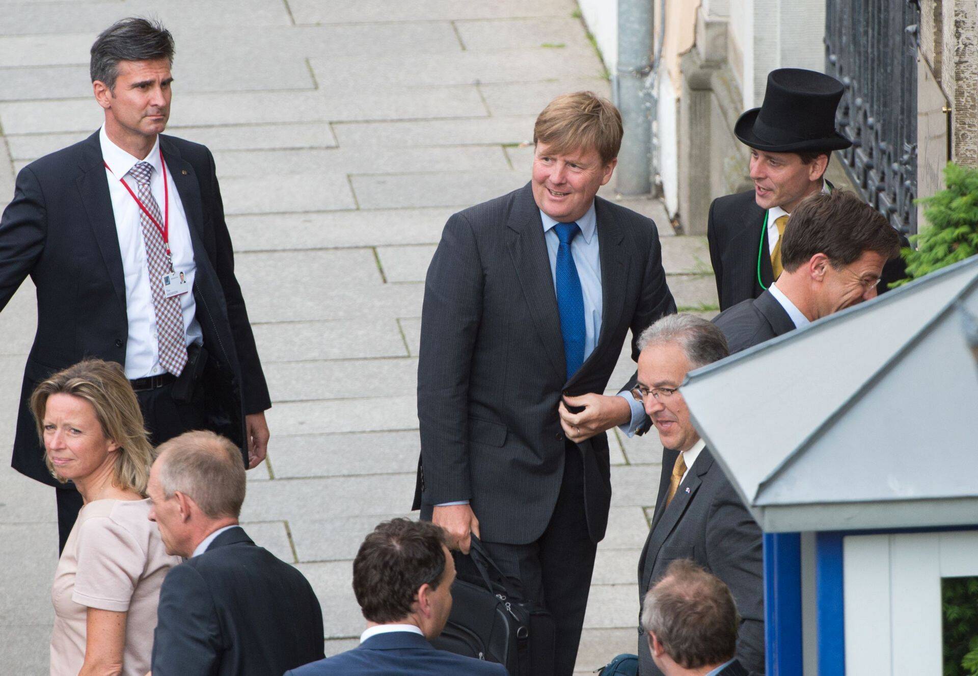Hollandi kuningas Willem-Alexander (keskel) Dresdenis toimuvale Bilderbergi kohtumisele saabumas.