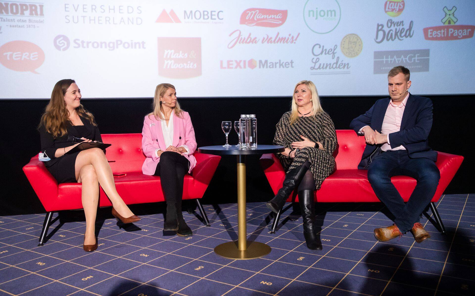 Moderaator Nele Peil, Rimi Eesti ostudirektor Maris Rannus, Selveri ostudirektor Katrin Riisalu ja Prisma Peremarketi sortimendidirektor Kaimo Niitaru.