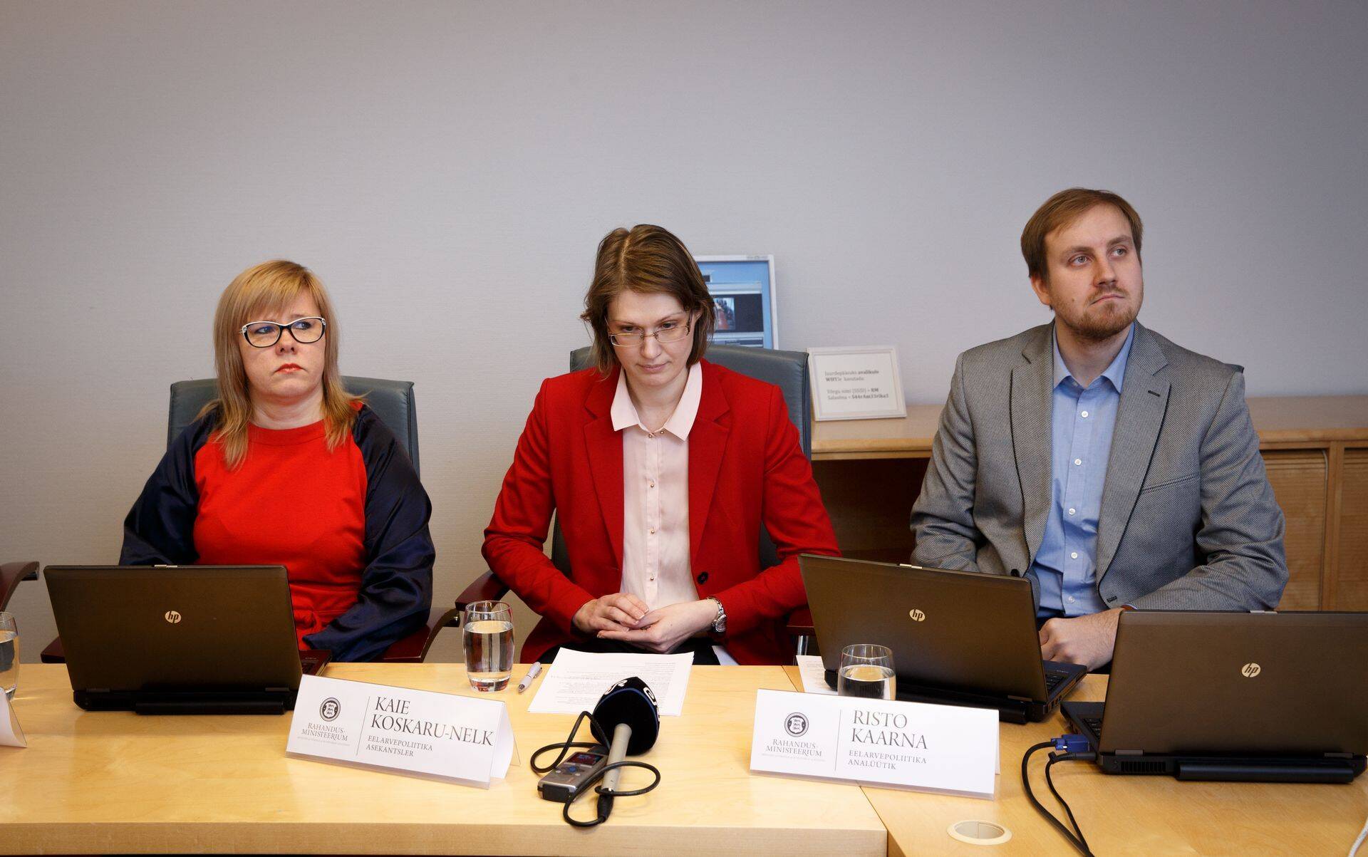 Riigieelarve osakonna juhataja asetäitja Marika Tuusi, eelarvepoliitika asekantsler Kaie Koskaru-Nelk ja fiskaalpoliitika osakonna analüütik Risto Kaarna tutvustasid täna rahandusministeeriumi analüüsi erakondade valimislubaduste mõjust riigieelarvele