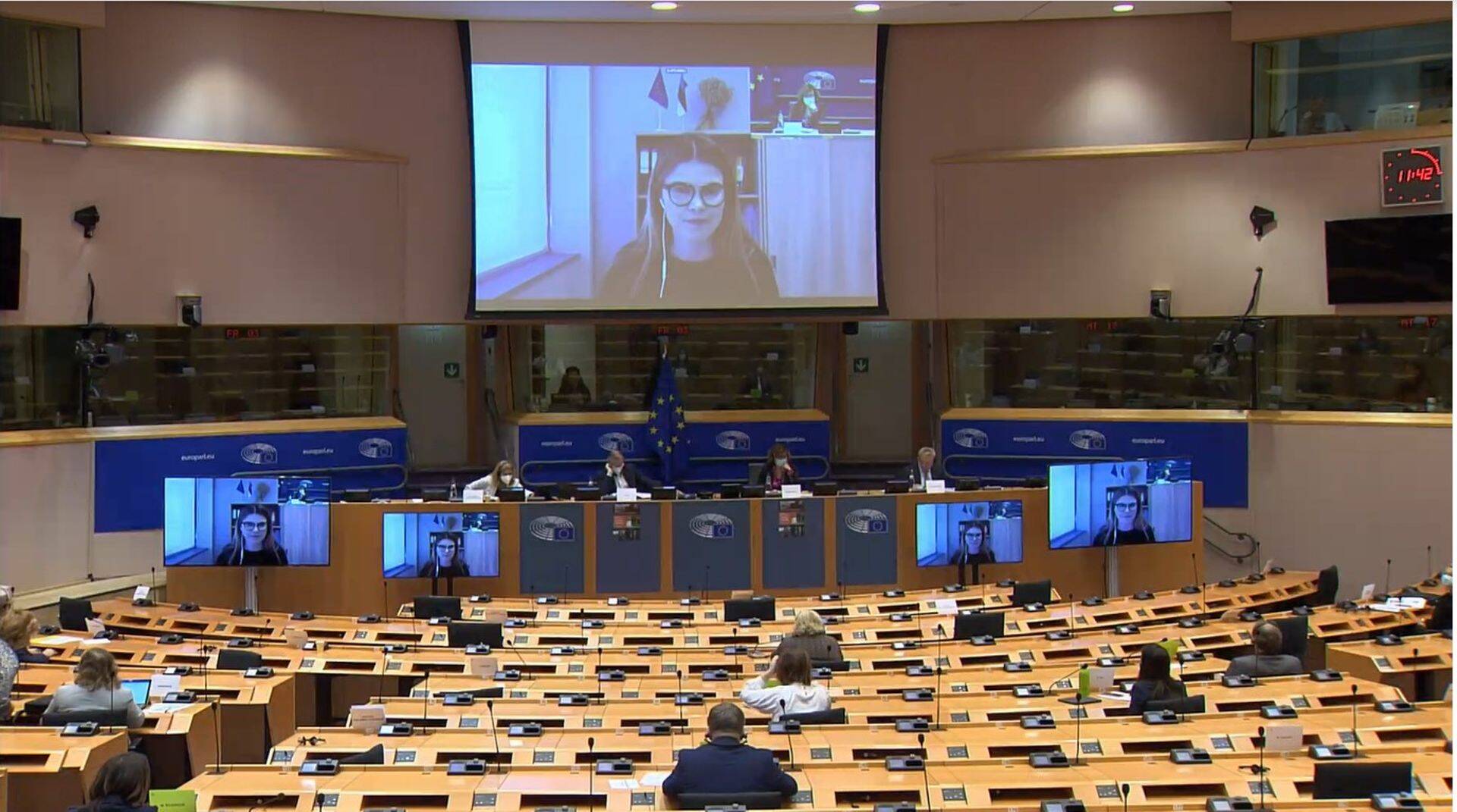 Ühine avalik arutelu korraldati Euroopa kodanikualgatuse „End the Cage Age“ (eesti keeles „Lõpetage puuriajastu“) raames.