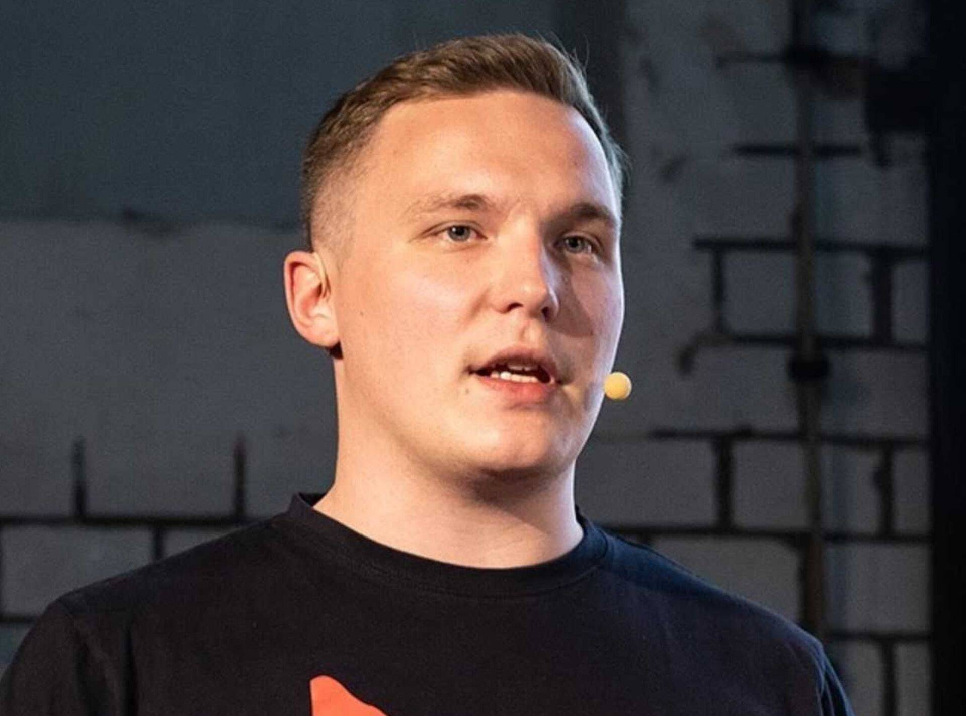 Fractory asutaja ja juht Martin Vares märgib, et tema kui juhi kohus on ettevõtet töös hoida ja sellest tulenes ka ebatavaline otsus osta materjali lattu.