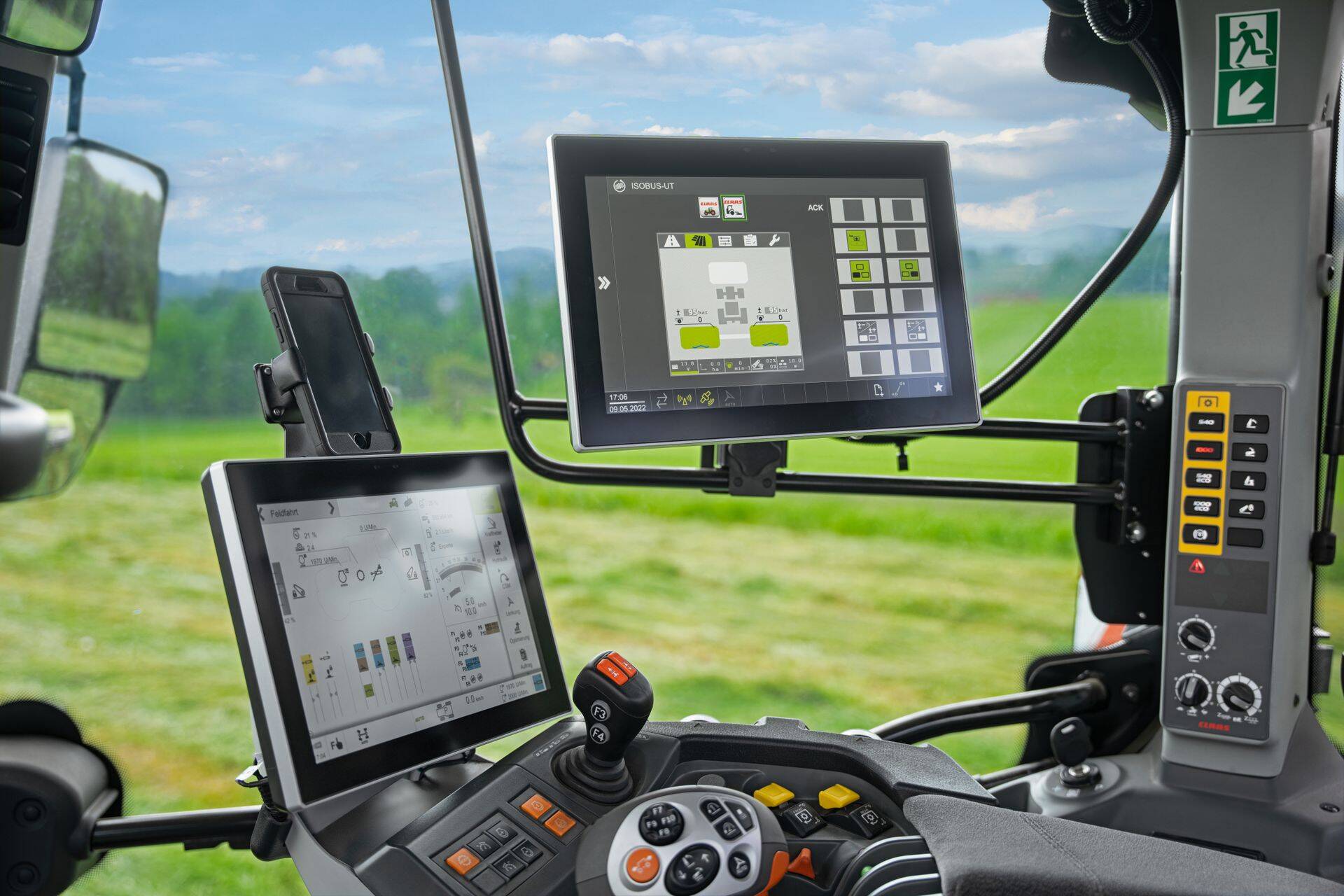 ACTIVE FLOATi vedrustus vähendab kulumist ja sööda saastumist, võimaldades tõstekinemaatikast sõltumatult reguleerida maapinnale avaldatavat survet ISOBUSe funktsiooninupu või juhtseadise abil traktoriistmelt.