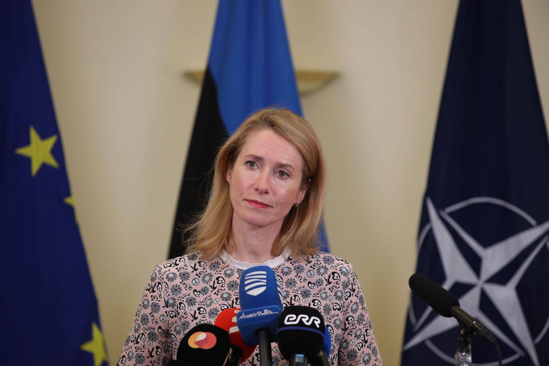Kaja Kallas kandis täna sõnumiga riietust: rahu, armastus.