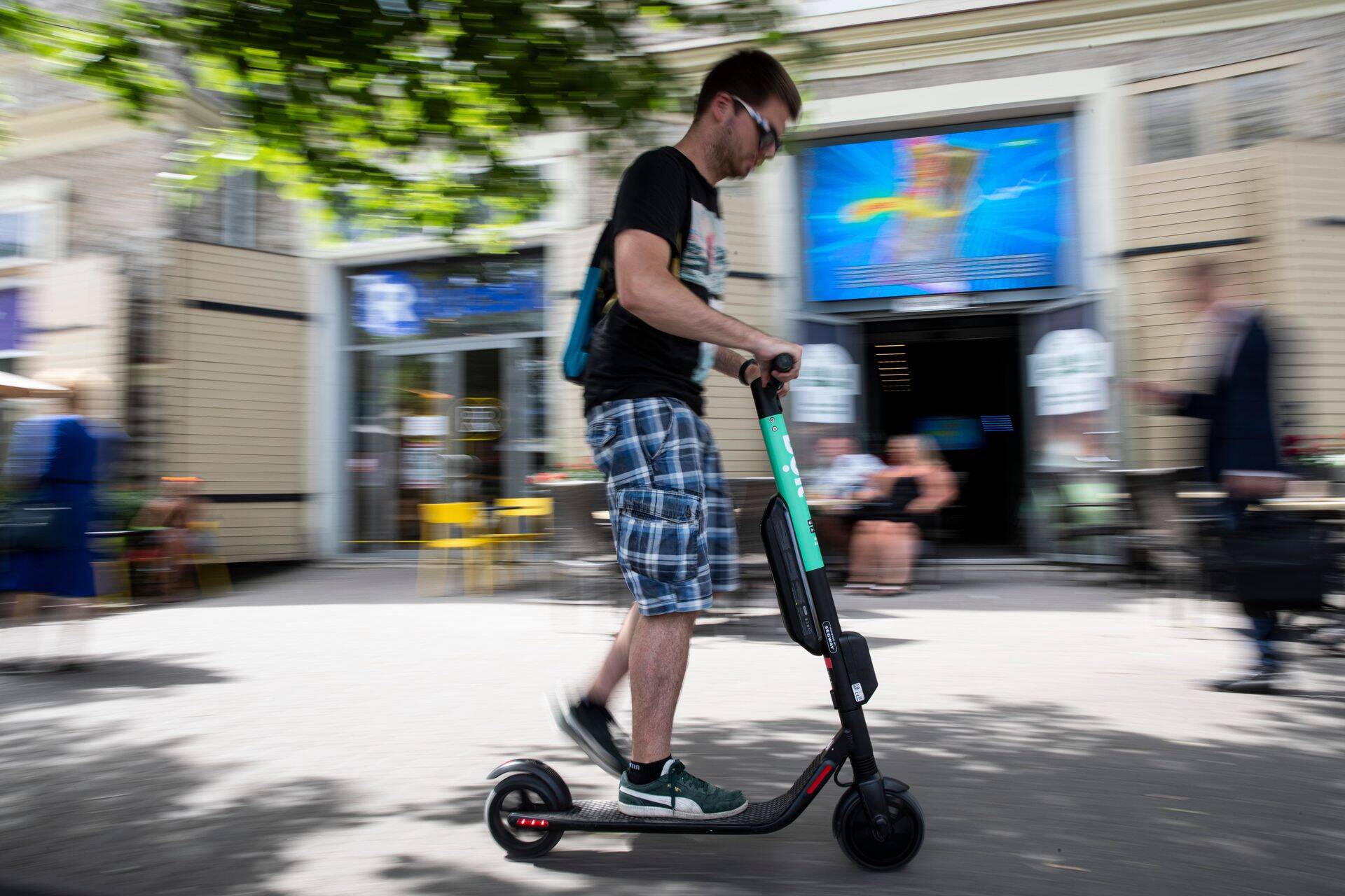 Bolti elektrilised tõukerattad Viru ring juures.