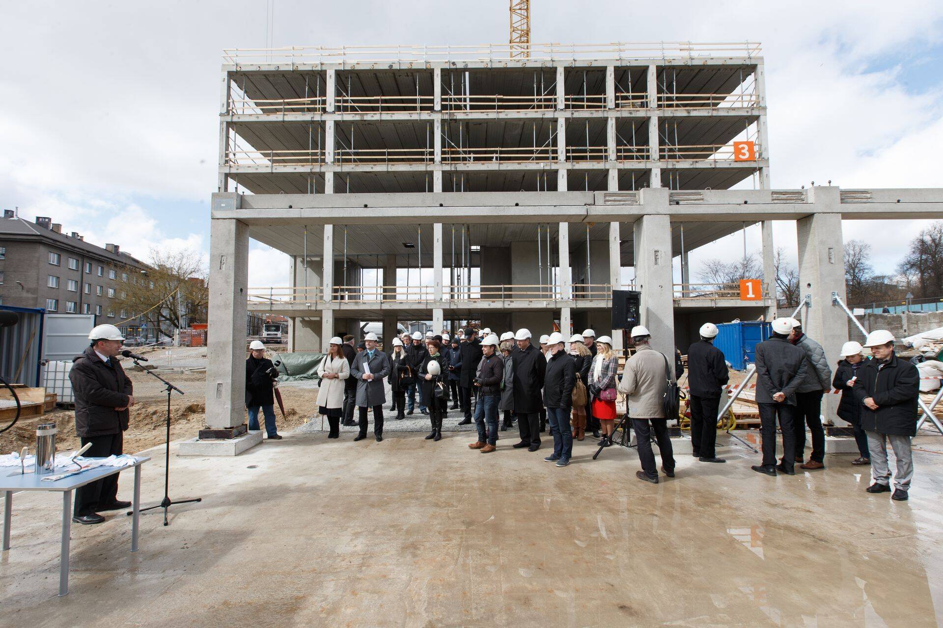 Endise rahandusministeeriumi hoone asemele kerkiva superministeeriumi arhitektuurse ideekonkursi esimese koha vääriliseks tunnistati AS Amhold ja Karisma Arhitektid OÜ ühine ideekavand „Valged“.