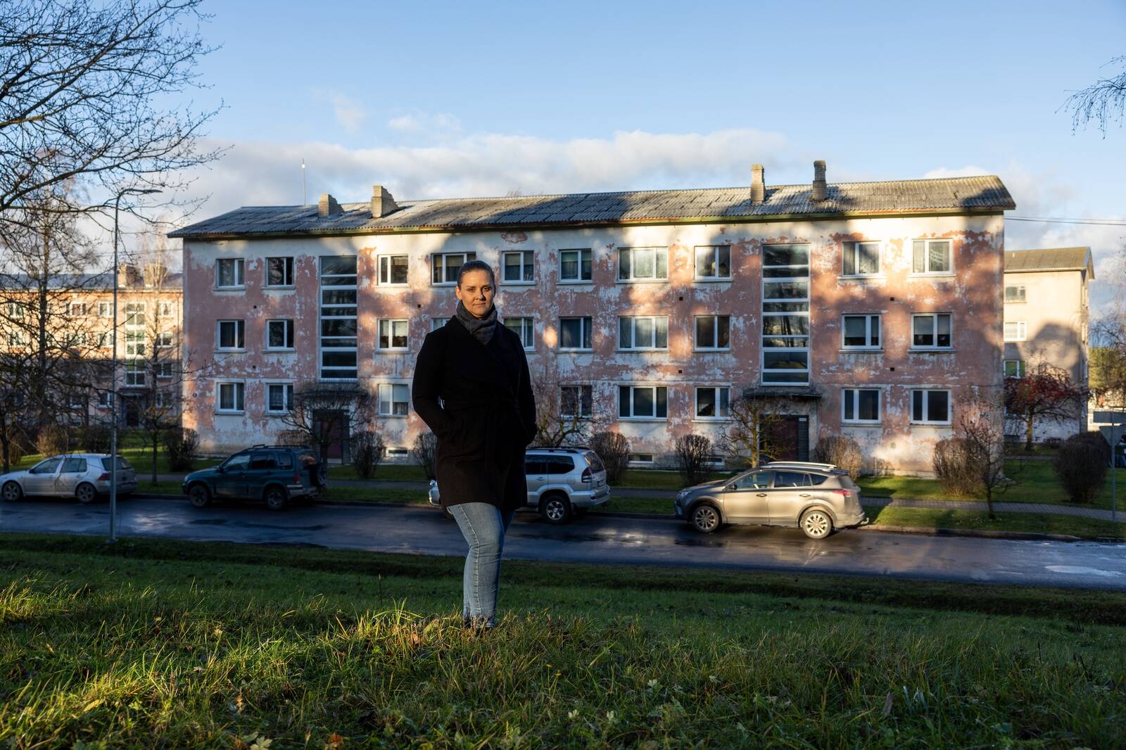 “Kõige hullem maja,” tutvustas Kairi Raudberg enda selja taha jäävat kortermaja, mille ta renoveerimistoetusega korda lootis saada.