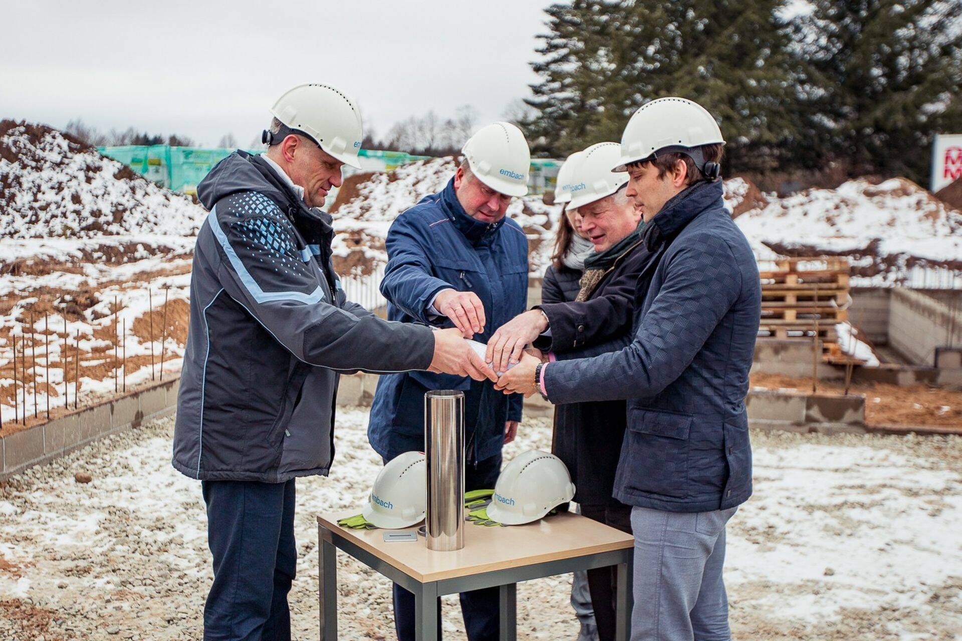 Nurgakivi panevad Ülenurme vallavolikogu esimees Heiki Sarapuu ja Embach Ehitus juht Andres Salusaar.