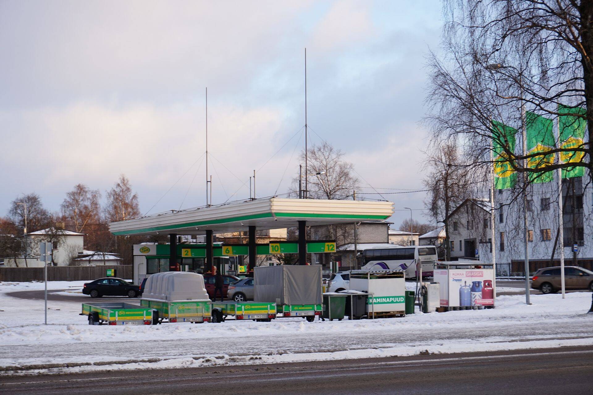 Hiiglasliku käibega 5+ tankla.