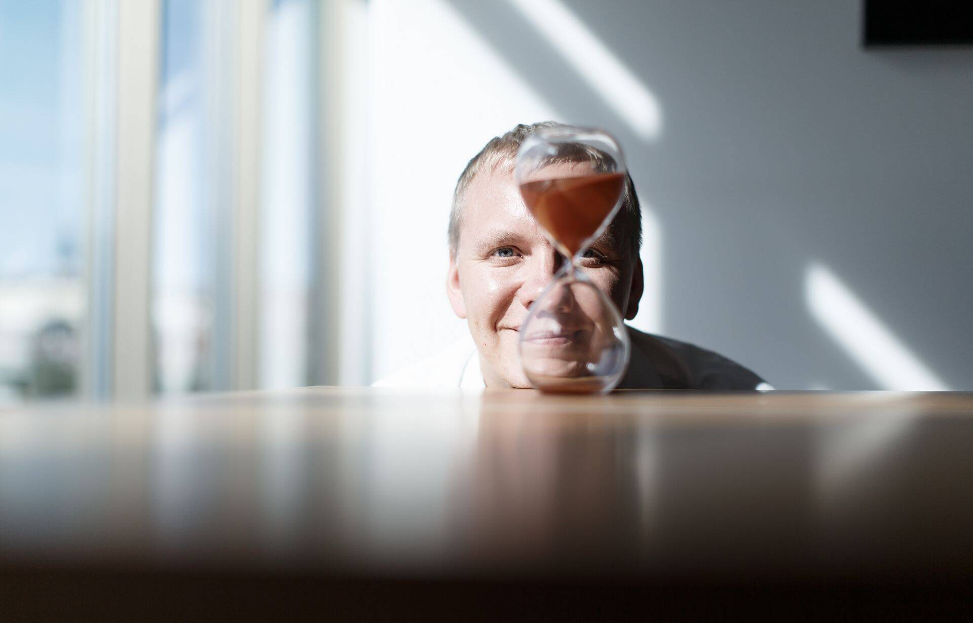 Aeg on raha - ettevõtja Hendrik Roosna pidi suutma oma idee maha müüa vaid mõne minutiga.