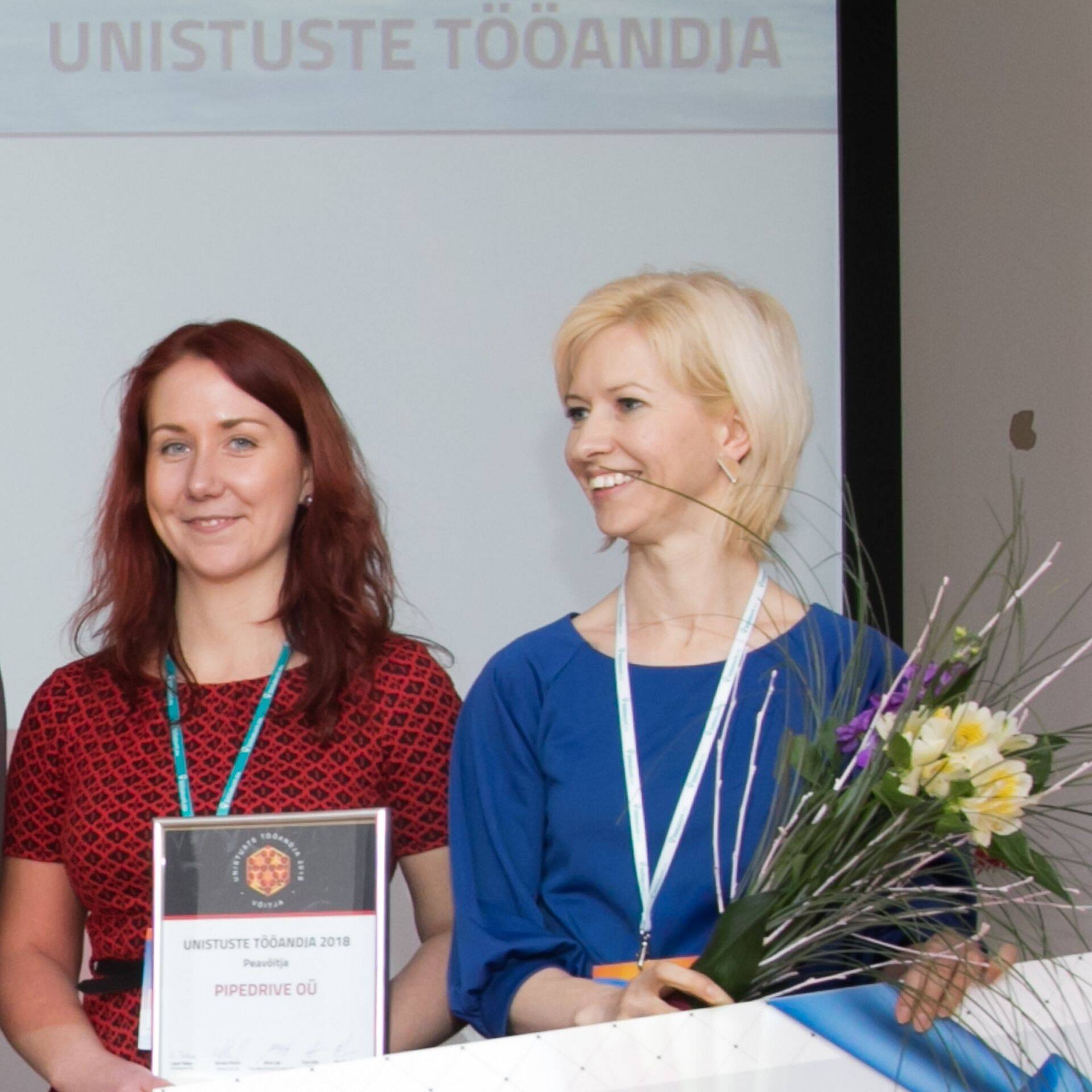 Pipedirve personalitöötajad Kristiine Kukk (vasakul) ja Leelia Rohumaa eile auhinda vastu võtmas.