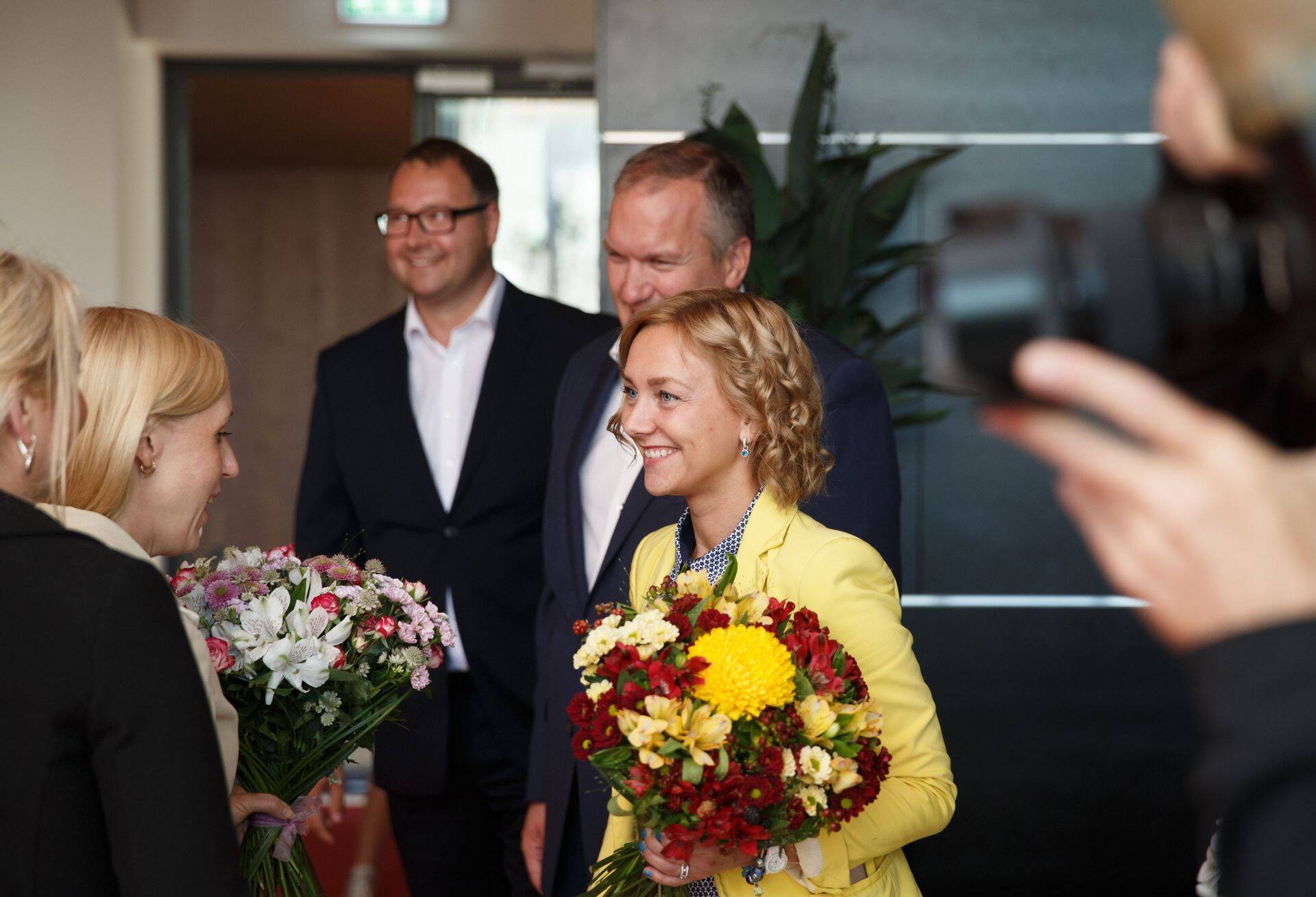 Avamispidulisi tervituas Endover Kinnisvara meeskond, teiste seas juhatuse liige Robert Laud ja Eesti piirkonna juht Oliver Makko