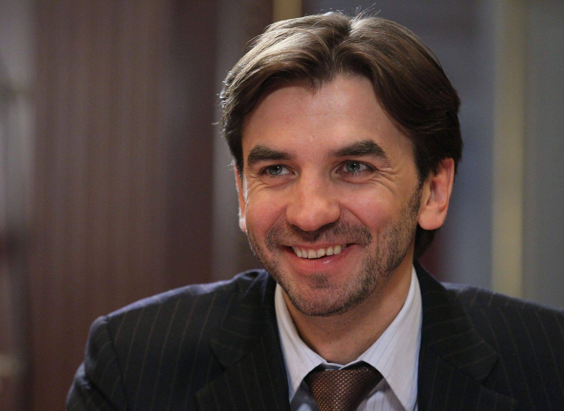 Михаил Абызов занимал в российском правительстве должность министра, ответственного за организацию работы Правительственной комиссии по координации деятельности «Открытого правительства» с 2012 по 2018 год. До вступления в должность его состояние насчитывало 1,3 млрд долларов.