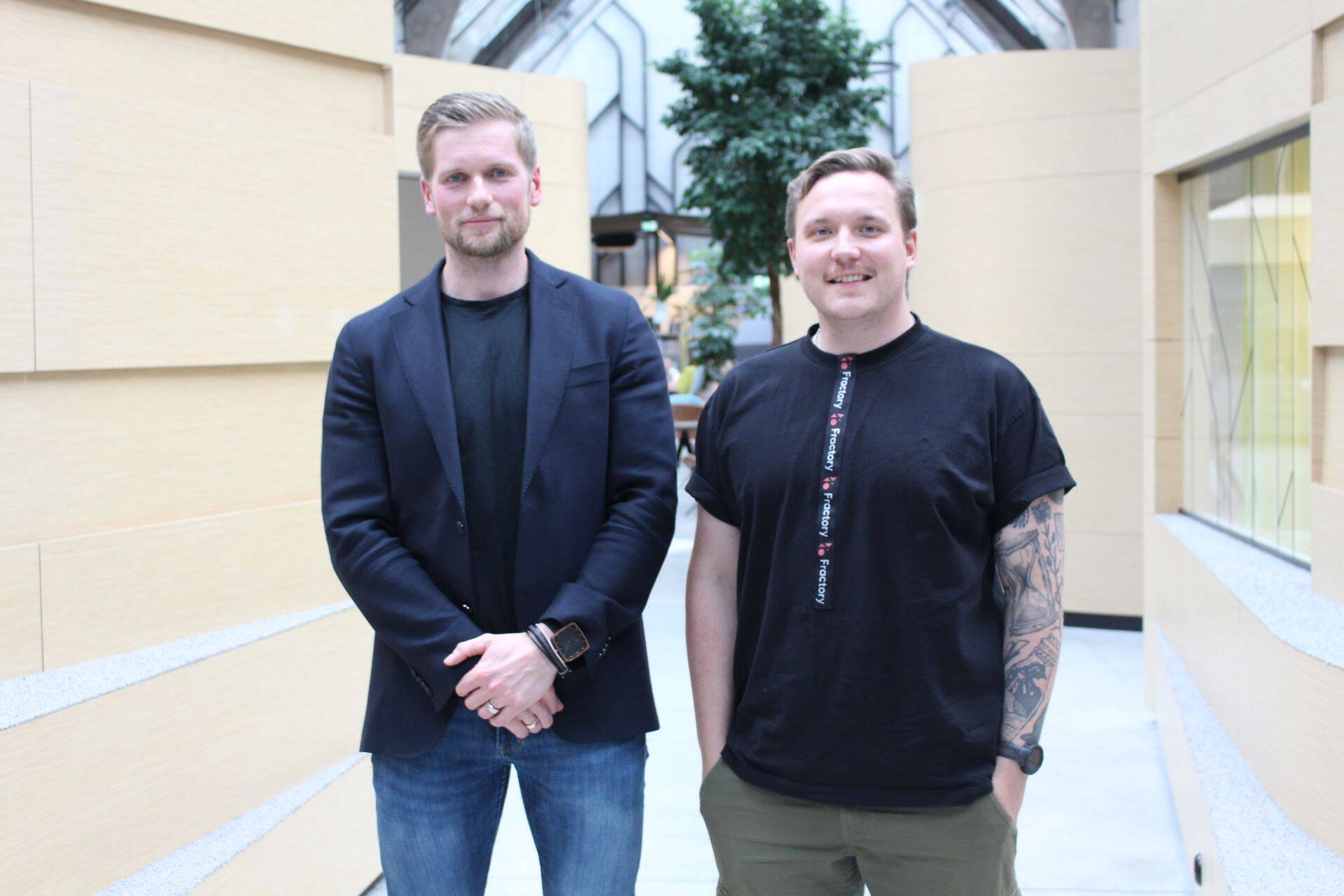Saate "Fractory küsib, tööstus vastab" saatekülaline on sel korral Oliver Kotkas Foxwayst (vasakul). Saadet juhivad Harro Puusild ja Martin Vares (paremal).