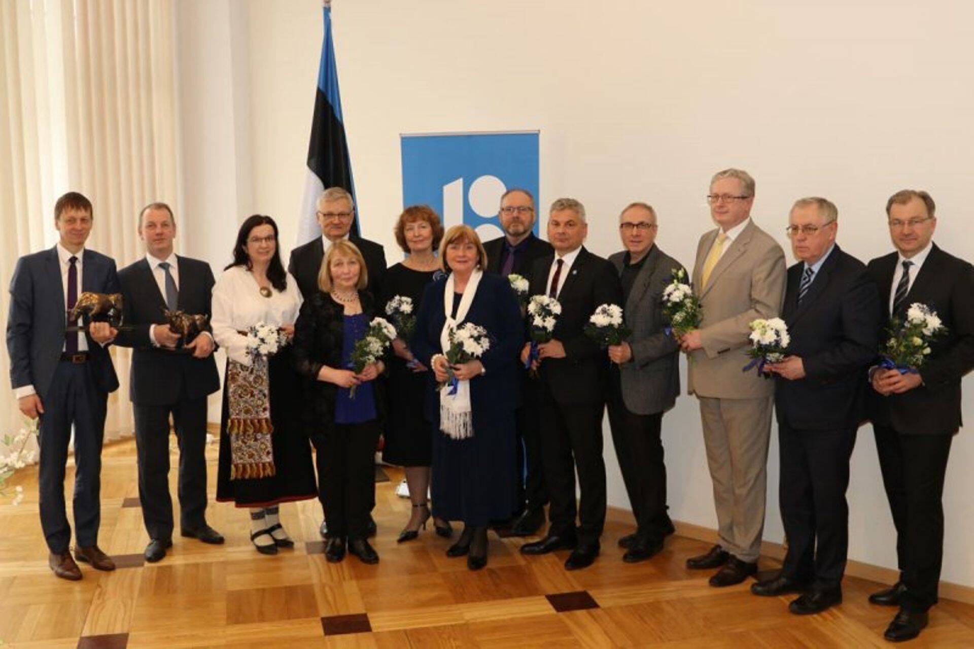Maaeluminister tunnustas teenetemärkidega 11 inimest
