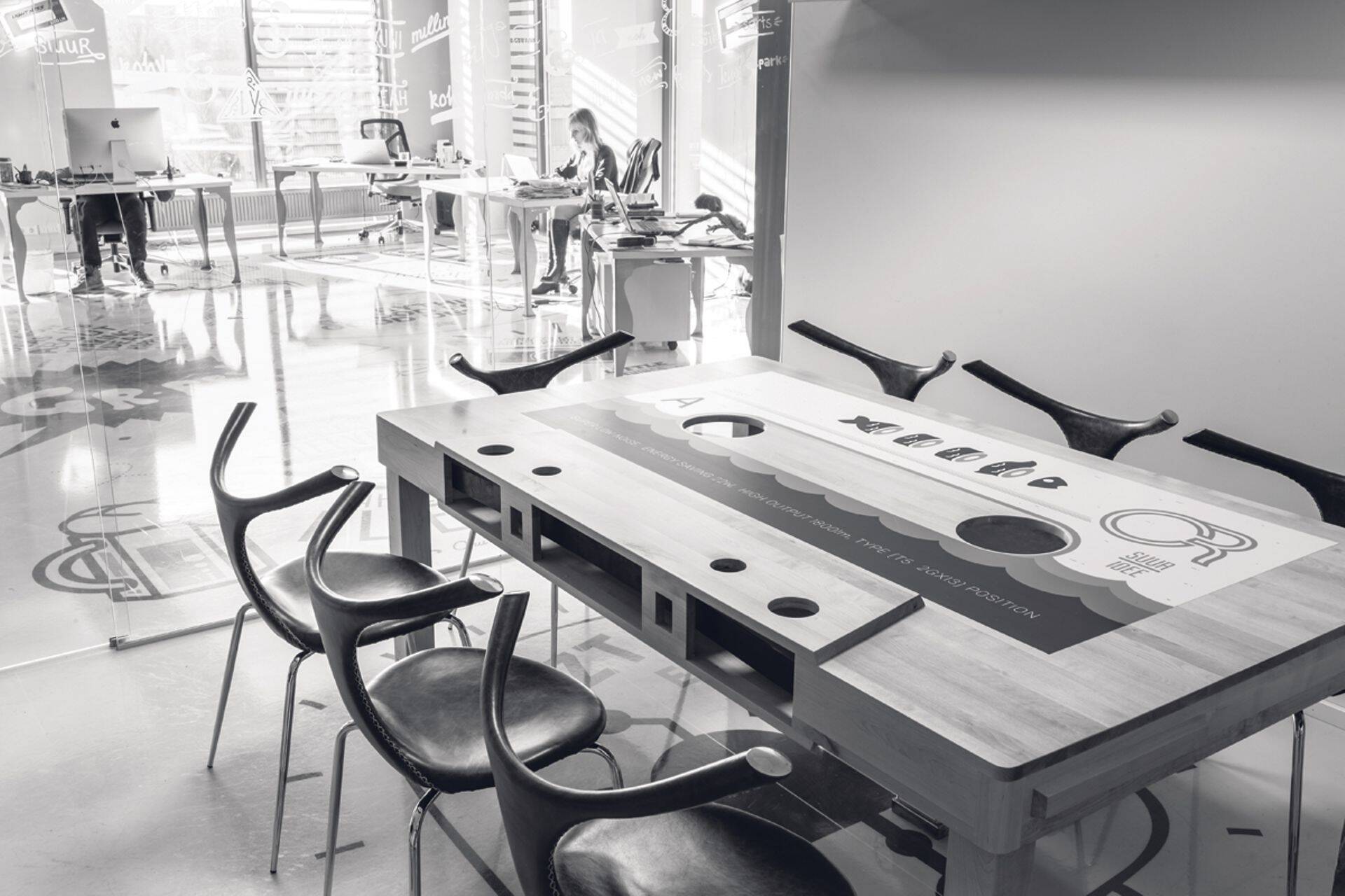 Ретро-кассета - реверанс перед памятью о поп-культуре. Уникальный творческий подход Creatum материализовался в их офисе.