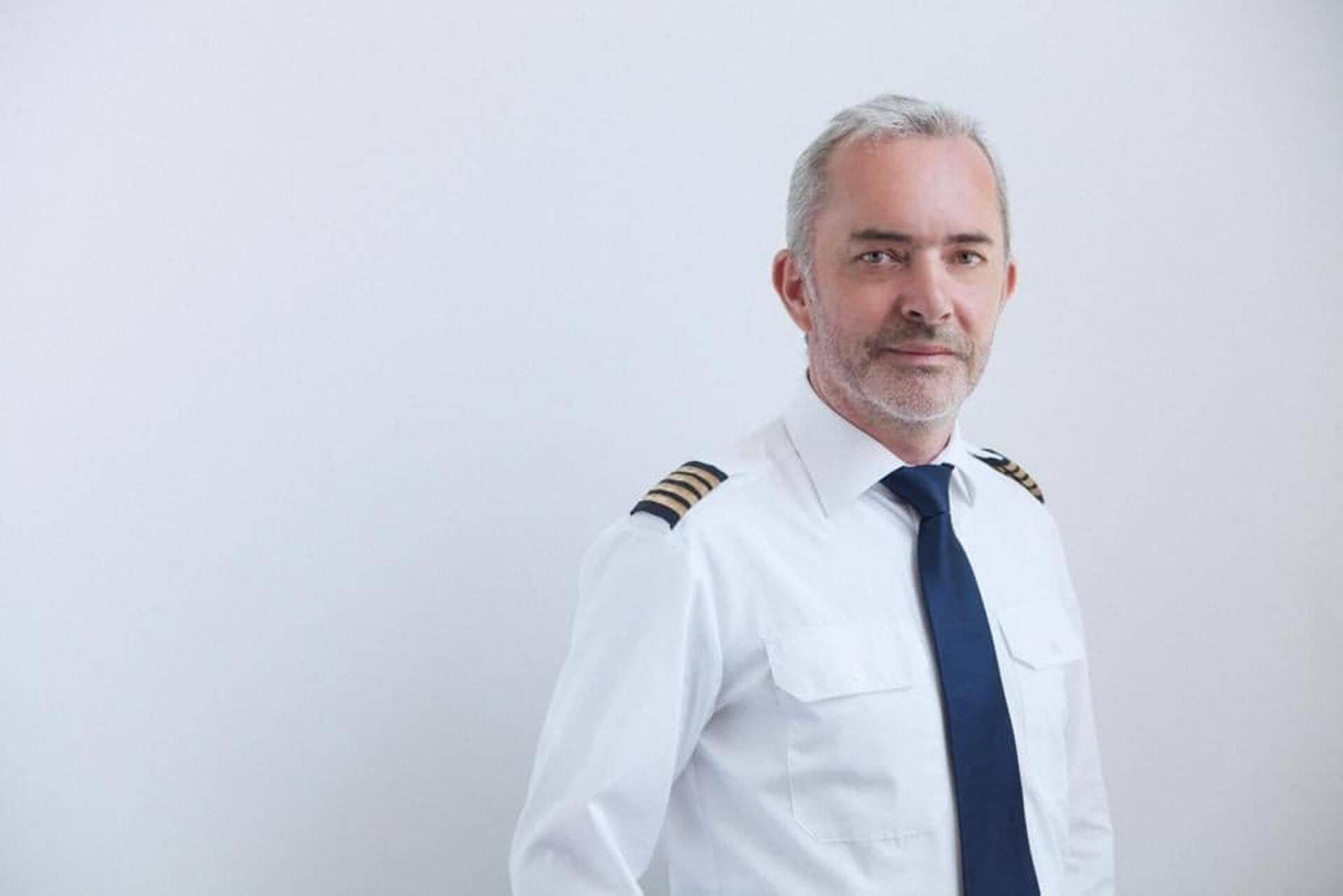 Belglasest piloot Edouard Martin alustas piloodikarjääri 18aastaselt ja on kokku 30 aastat Boeing 737 vana mudeliga lennanud. Tema soovitab oodata uurimise tulemust ja mitte paanitseda.