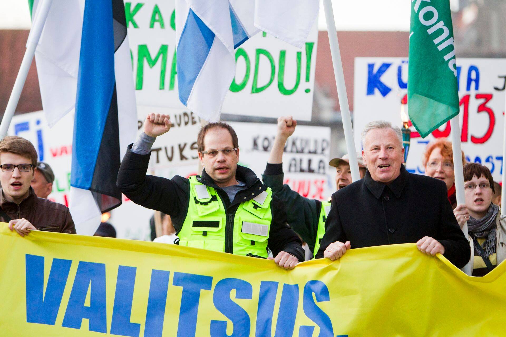 Lauri Laasi (keskel) ja Arvo Sarapuu mõne aasta tagusel Keskerakonnna korraldatud meeleavaldusel kallite elektrihindade vastu protestimas.