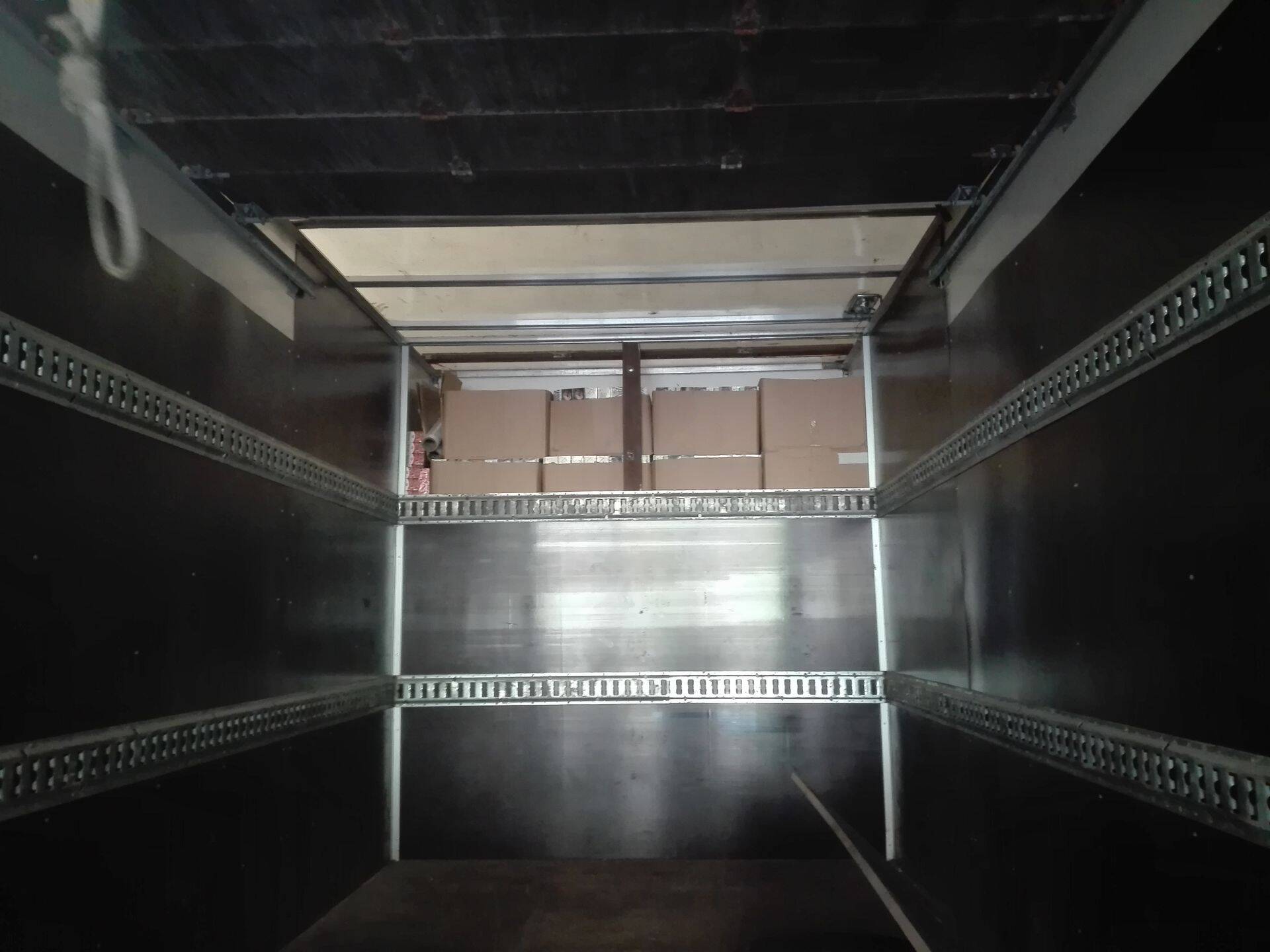 Kaubikusse ehitatud vahesein, mis peitis üle poole miljoni sigareti.