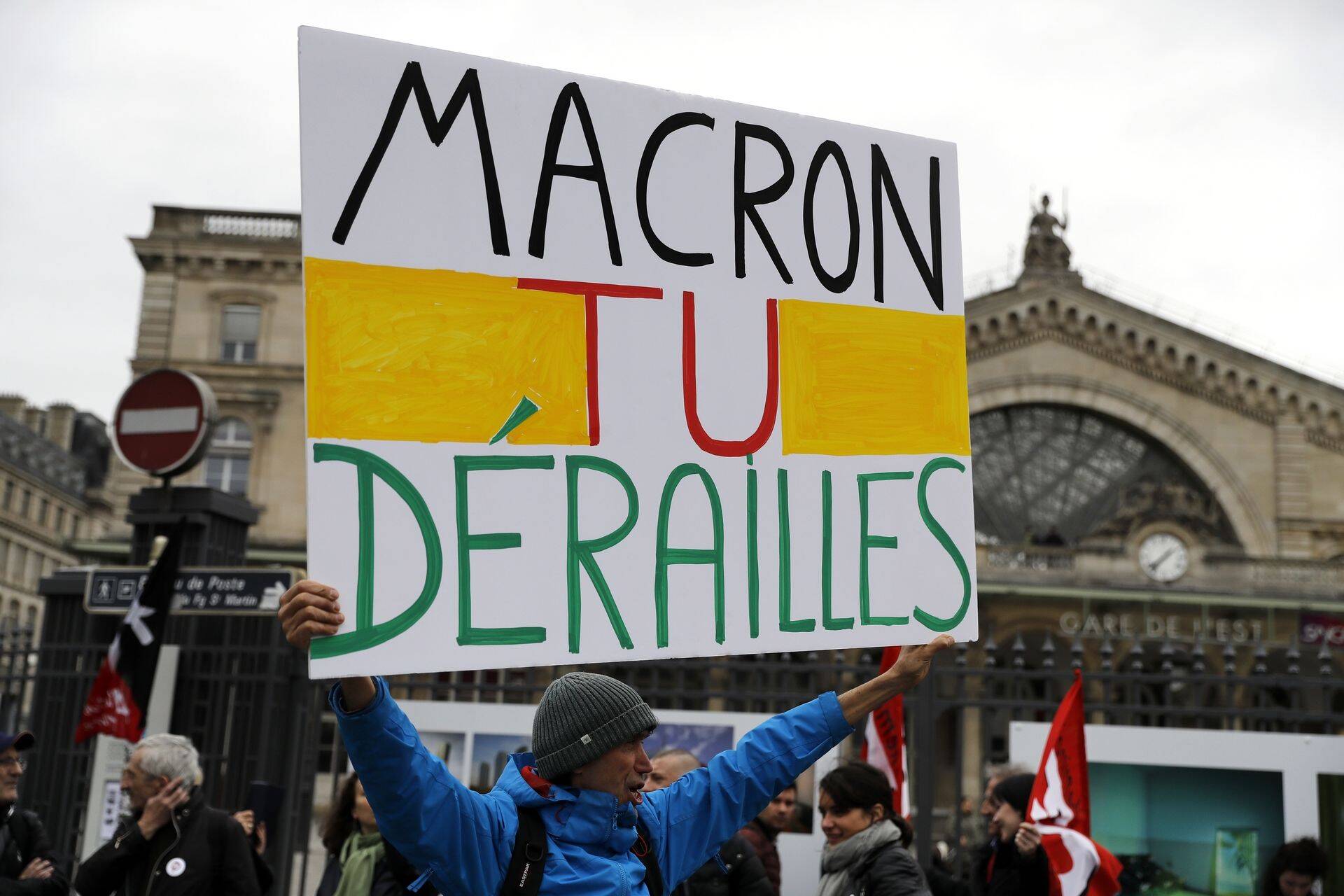 Eile algas Prantsusmaal kolmeks kuuks kavandatud raudteetöötajate streik. Pildil streikija plakatiga, mis ütleb: Macron, sa sõidad rööbastelt maha.