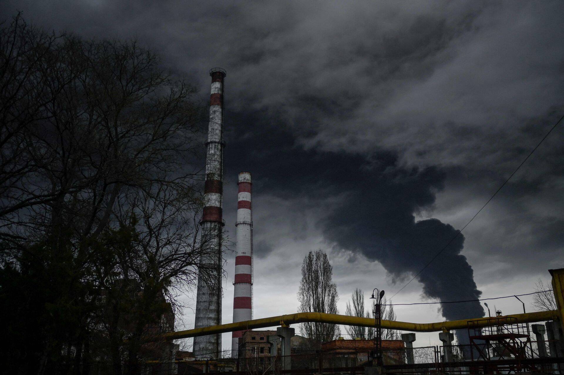 После ракетного удара в промышленной зоне одесского порта начался пожар.