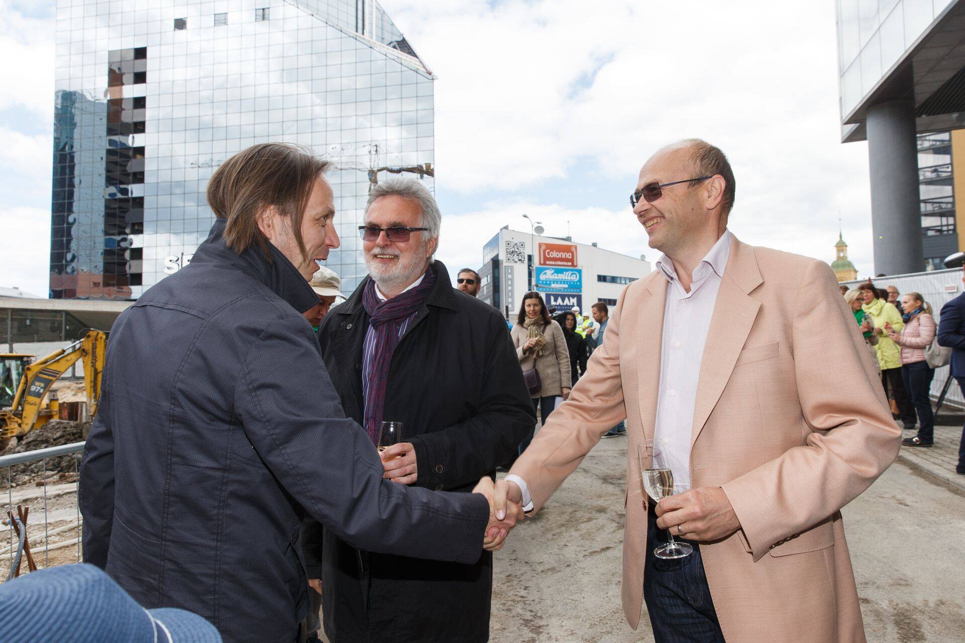 Suurettevõtjat Olav Miili tervitab Merko Ehitus Eesti üks omanikke Tõnu Toomik.