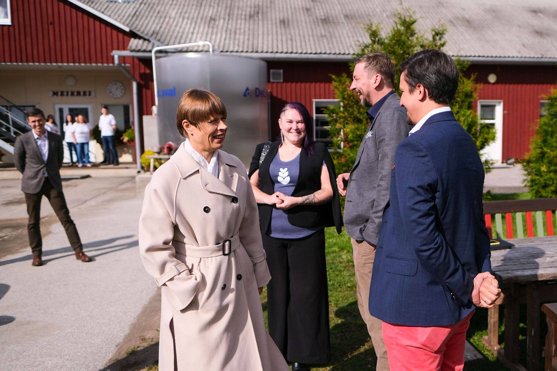 Kohtumisel Nopri talus Võrumaal anti president Kersti Kaljulaidile üle IKT-ettevõtete allkirjastatud rohelepe.