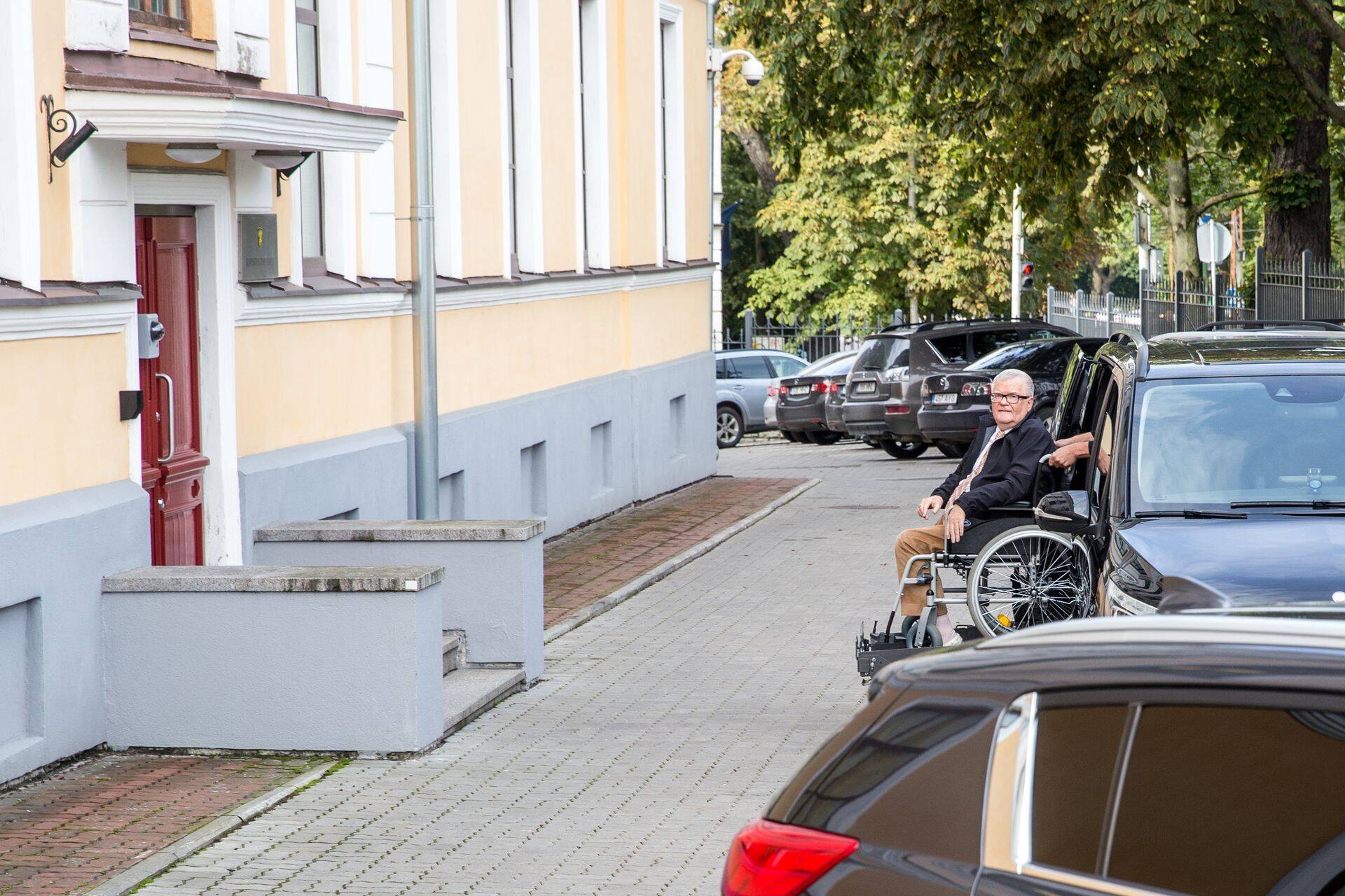 Edgar Savisaar suundub kaposse ülekuulamisele.