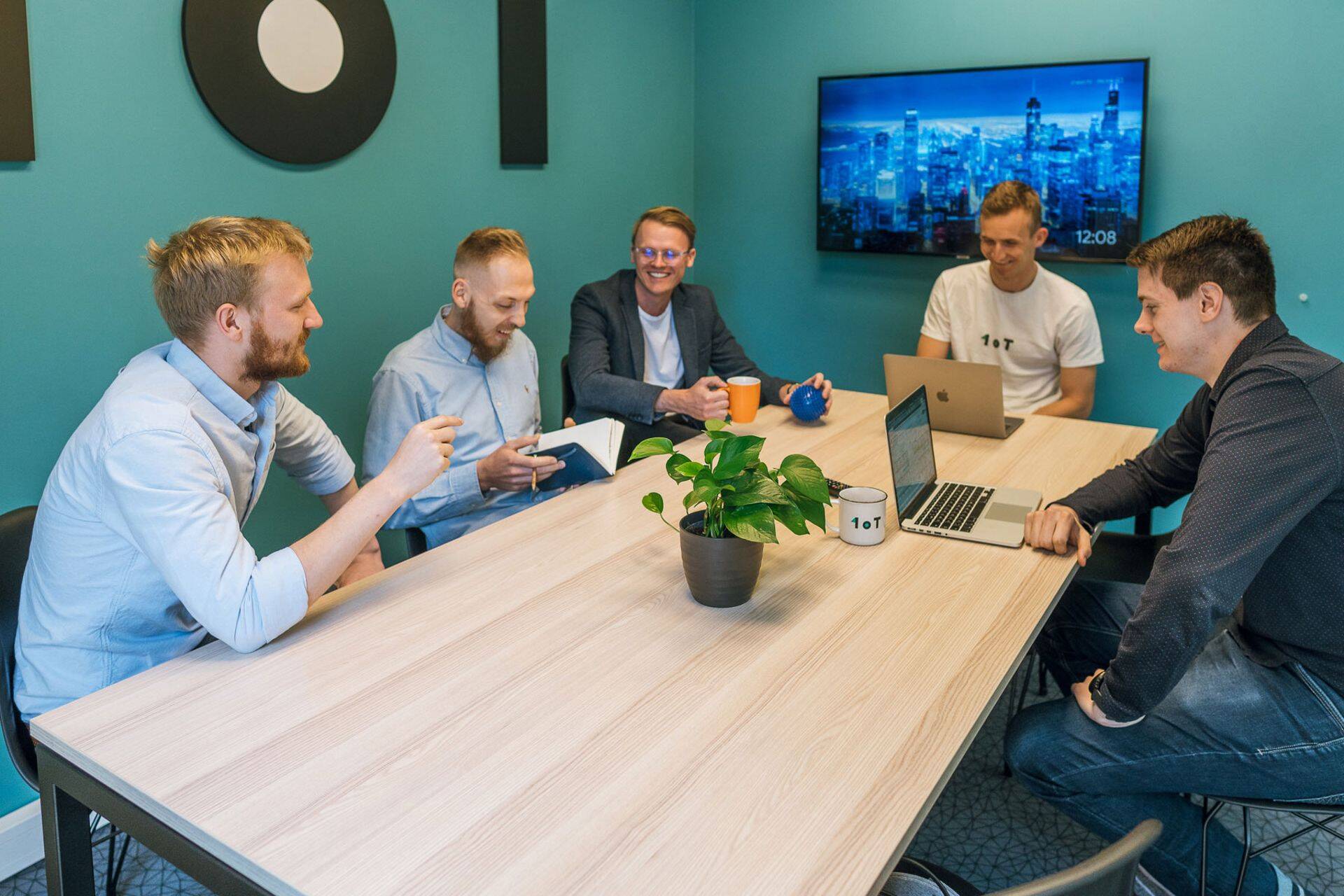 1oT disaini- ja marketingi juhi Mikk Lembergi (vasakult teine) sõnul on idumaailmas hea idee ja raha kõrval kõige olulisem teostus. Väga hea teostusega saab kindlasti võitu ettevõttest, kellel on ainult väga palju raha. Pildil 1oT meeskond.