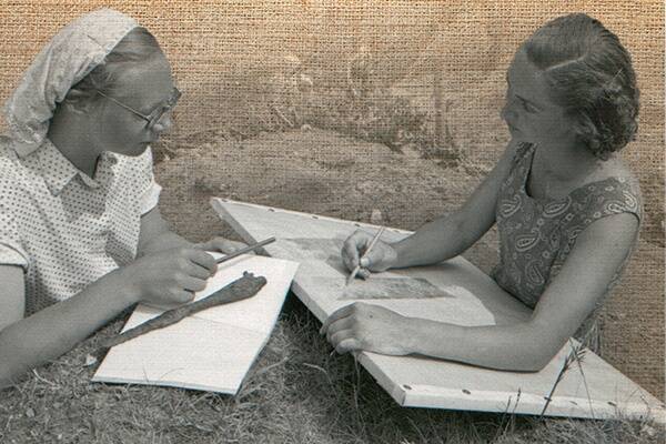 Arheoloogilised väljakaevamised Otepää linnamäele rajatud kivist piiskopilossi varemeis 1954. aastal. © G. Paas / Rahvusarhiivi Filmiarhiiv