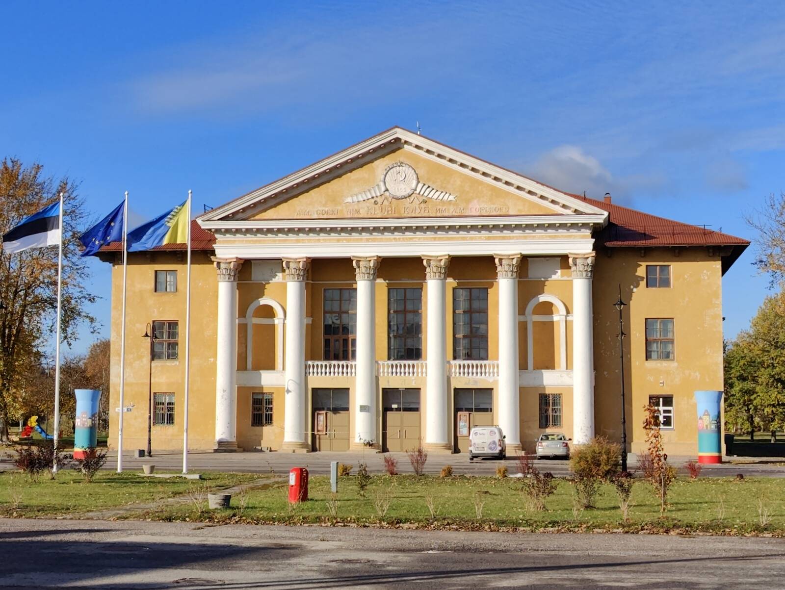 Поселковый клуб Сомпа. Здесь на 26 января 2025 года городские власти Кохтла-Ярве назначили инфочас, на котором мэр Хенри Казело и другие руководители города собираются рассказать жителям о плане продать местные теплосети.