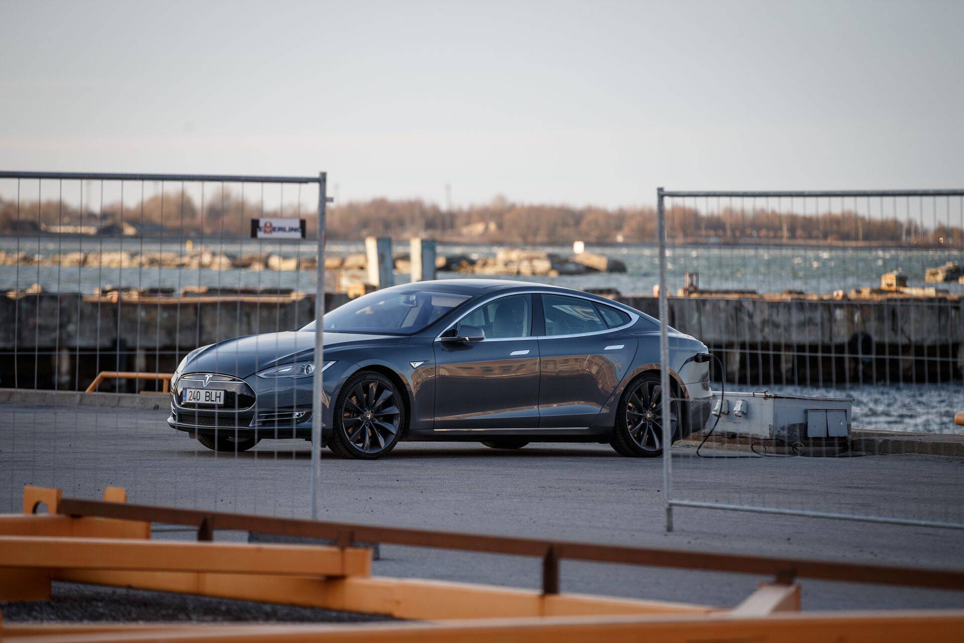 Laiemalt tuntud Tesla elektriauto Model S (fotol) liigitub kallimate sõidukite hulka ja võib maksta 100 000 eurot või rohkemgi. Samas uue Nissan Leafi hind algab ligi 35 000 eurost.