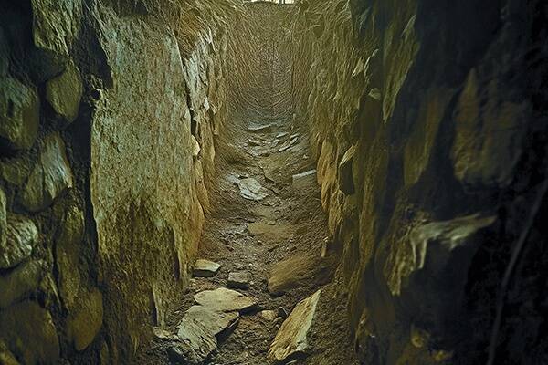 Umbes kaheksa meetri pikkune salakäik viis linnusevalli alt läbi. Ilmselt oli käigu sissepääs mõne valliäärse hoone põrandas. Selliseid käike võib peituda ka teiste linnuste vallides. © Robin Raspel