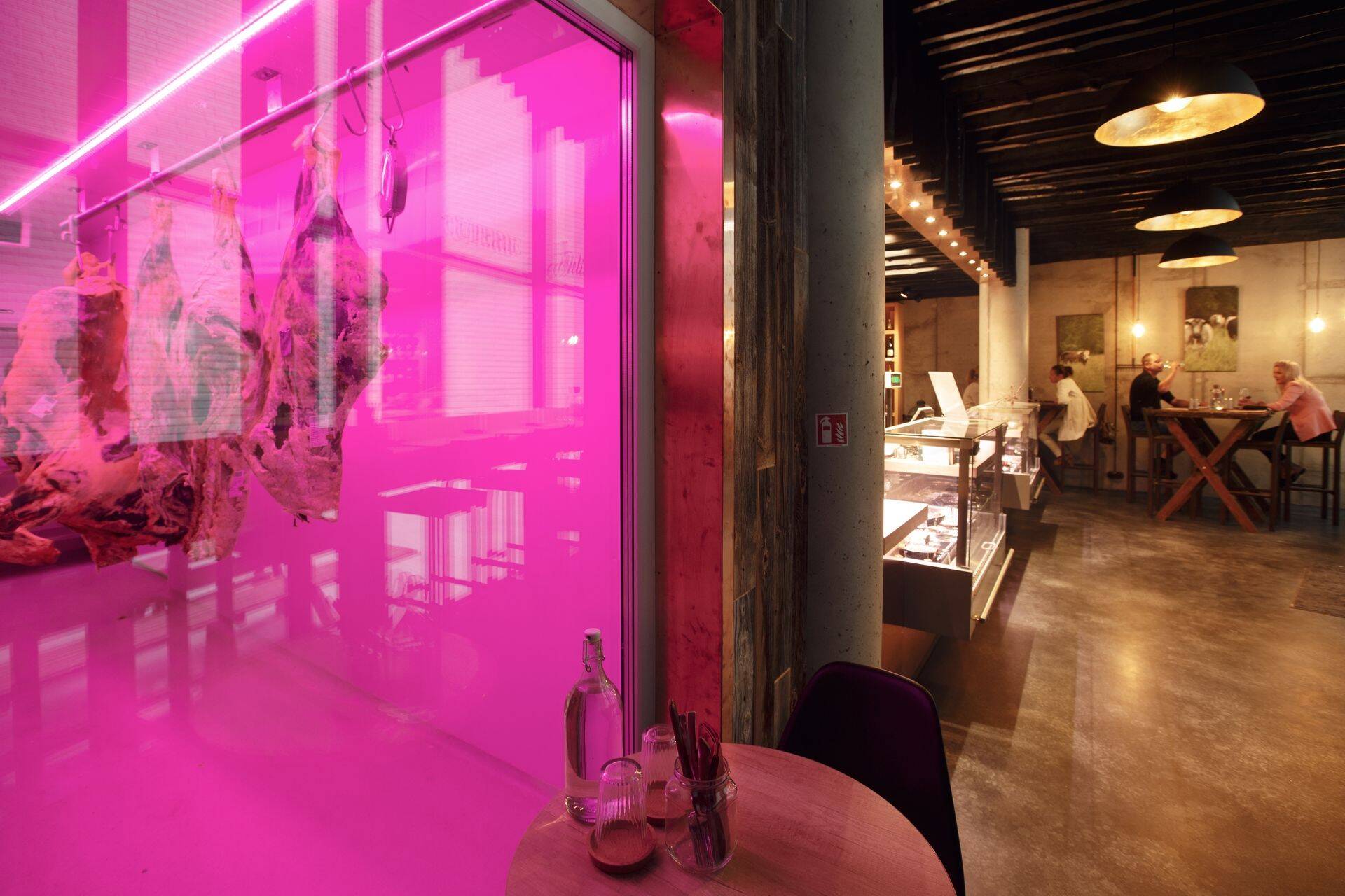 Tartus Vanemuise teatri lähedal asuv Lihuniku Äri pakub ohtra lihavaliku kõrval ka magustoite.