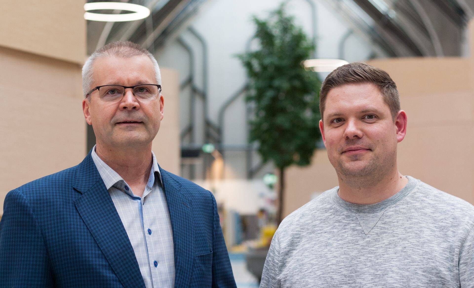 Juhtimiskonsultant ja koolitaja Jari Kukkonen (vasakul) ning tootmisseadmete efektiivsuse analüüsiga tegeleva firma GlobalReader asutaja ja tegevjuht Indrek Jaal.