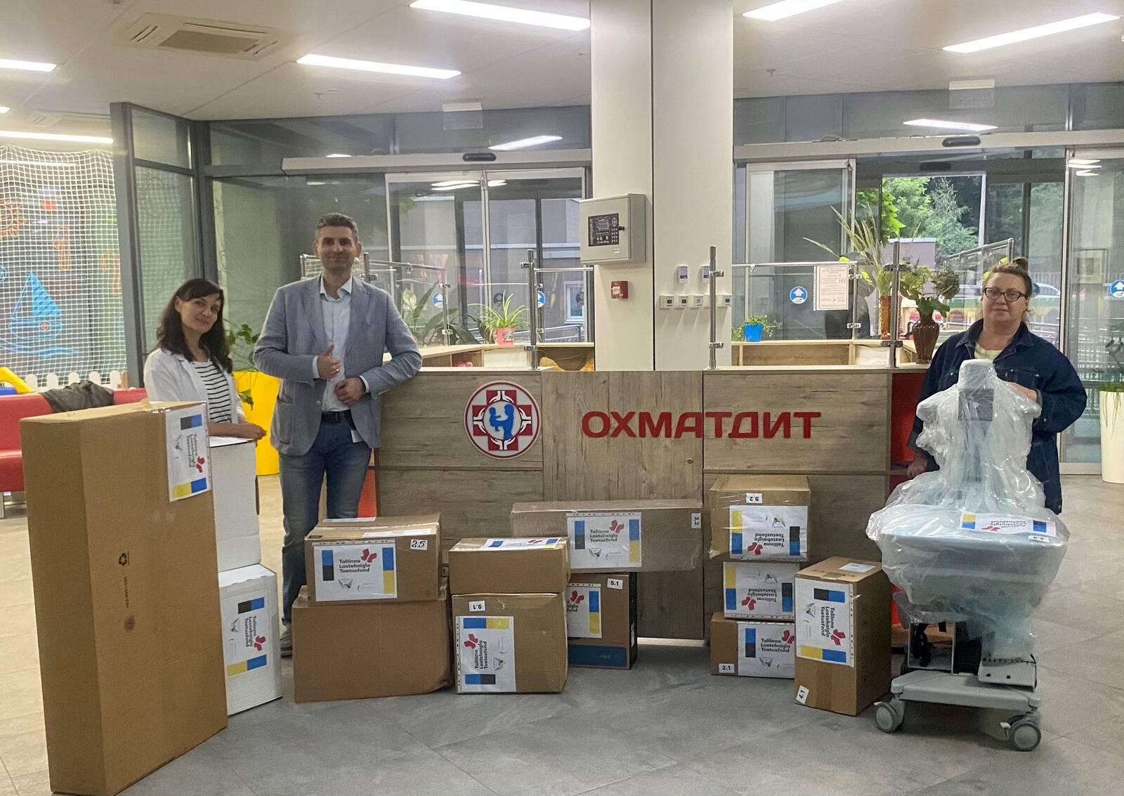 Saadetise üle andmine Kiievi lastehaiglas (keskel Kiievi lastehaigla meditsiiniala direktor Serhiy Chernyshuk, paremal Ukraina abiorganisatsiooni Leleka MTÜ asutaja Inna Karaulshchikova) ning vaated purustatud haiglahoonetele.