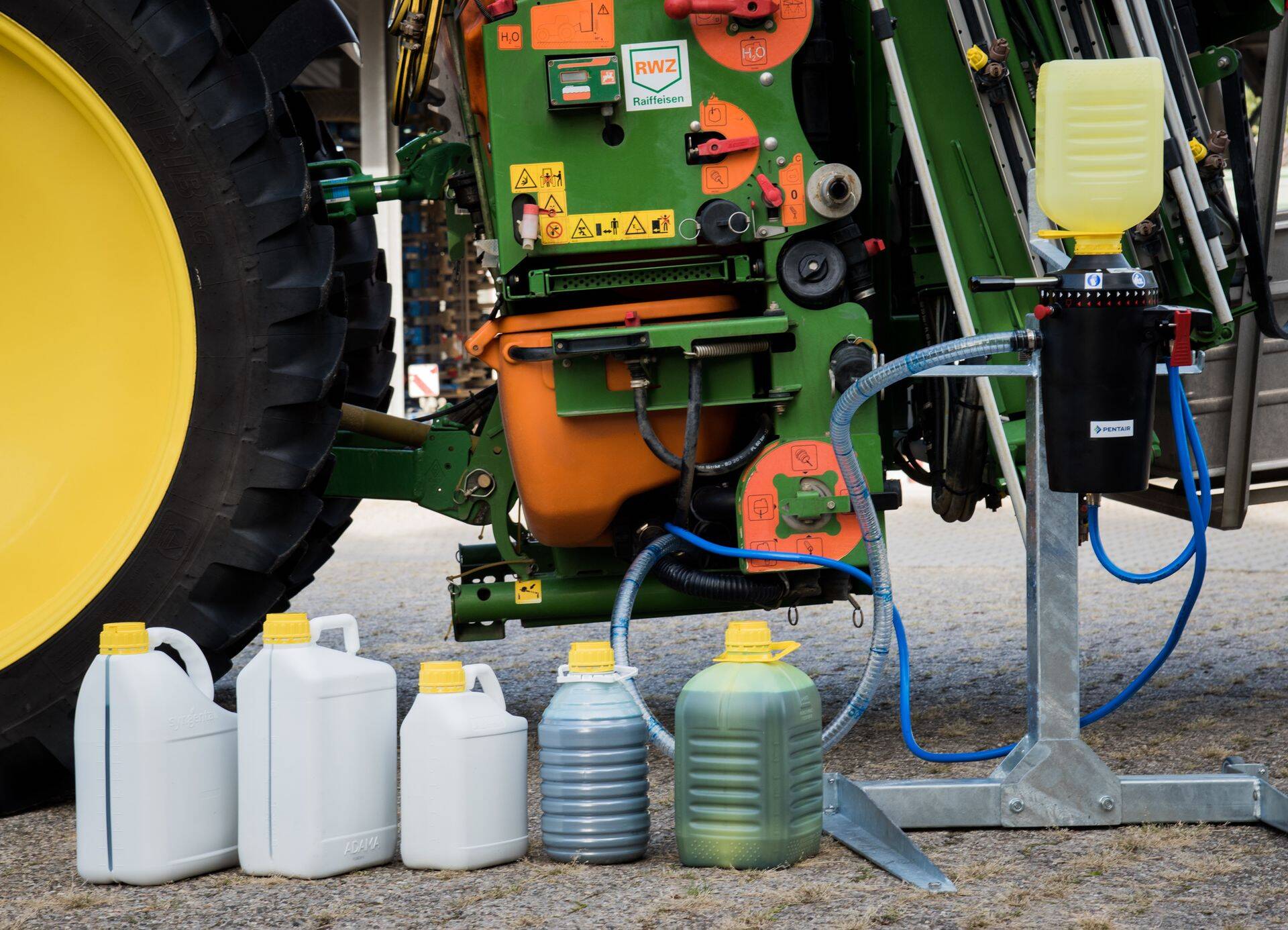 Easyconnect-süsteem koosneb kahest komponendist: ainulaadne keeratav kork - eelmahutatud mahutitele - ja sidur, mis koos moodustavad CTS-i.