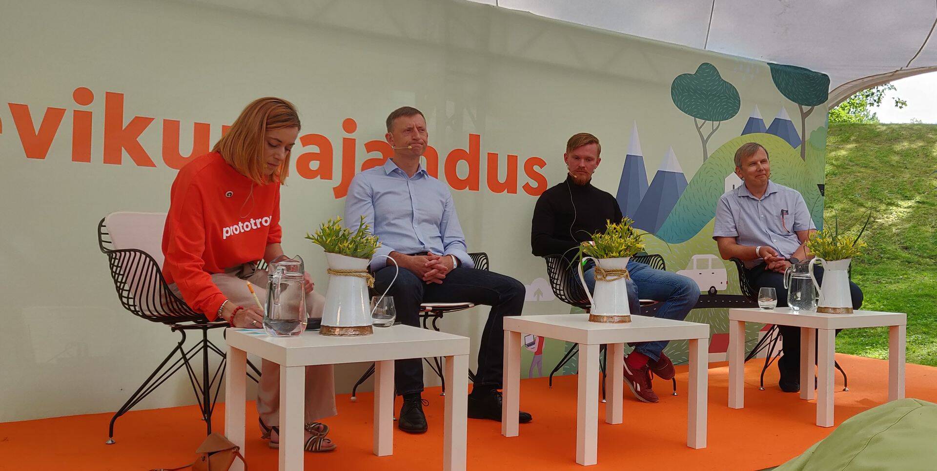 Prototroni esindaja Jana Pavlenkova, Swedbanki tööstusosakonna juhataja Raul Kirsimäe, Eziil projektijuht Siim Sirel ja TalTechi tootmistehnika professor Tauno Otto leidsid, et digipööre tööstuses on väga vajalik.