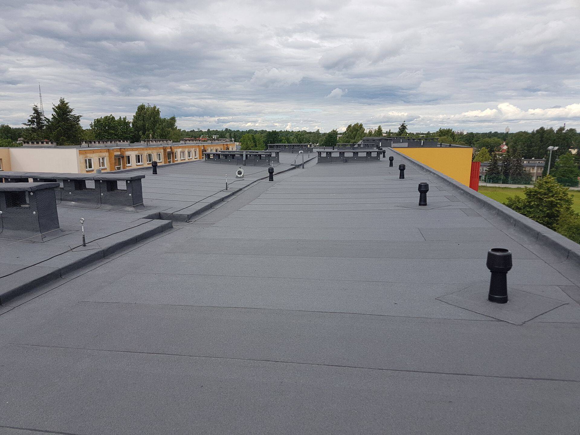 Kortermaja renoveeritud lamekatus.
