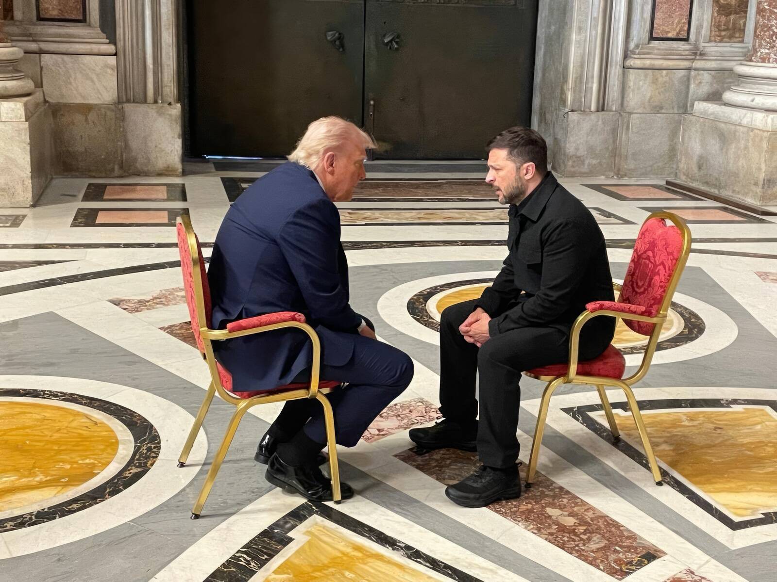 USA president Donald Trump ja Ukraina president Volodõmõr Zelenskõi pidasid Vatikanis ajaloolise vestluse.
